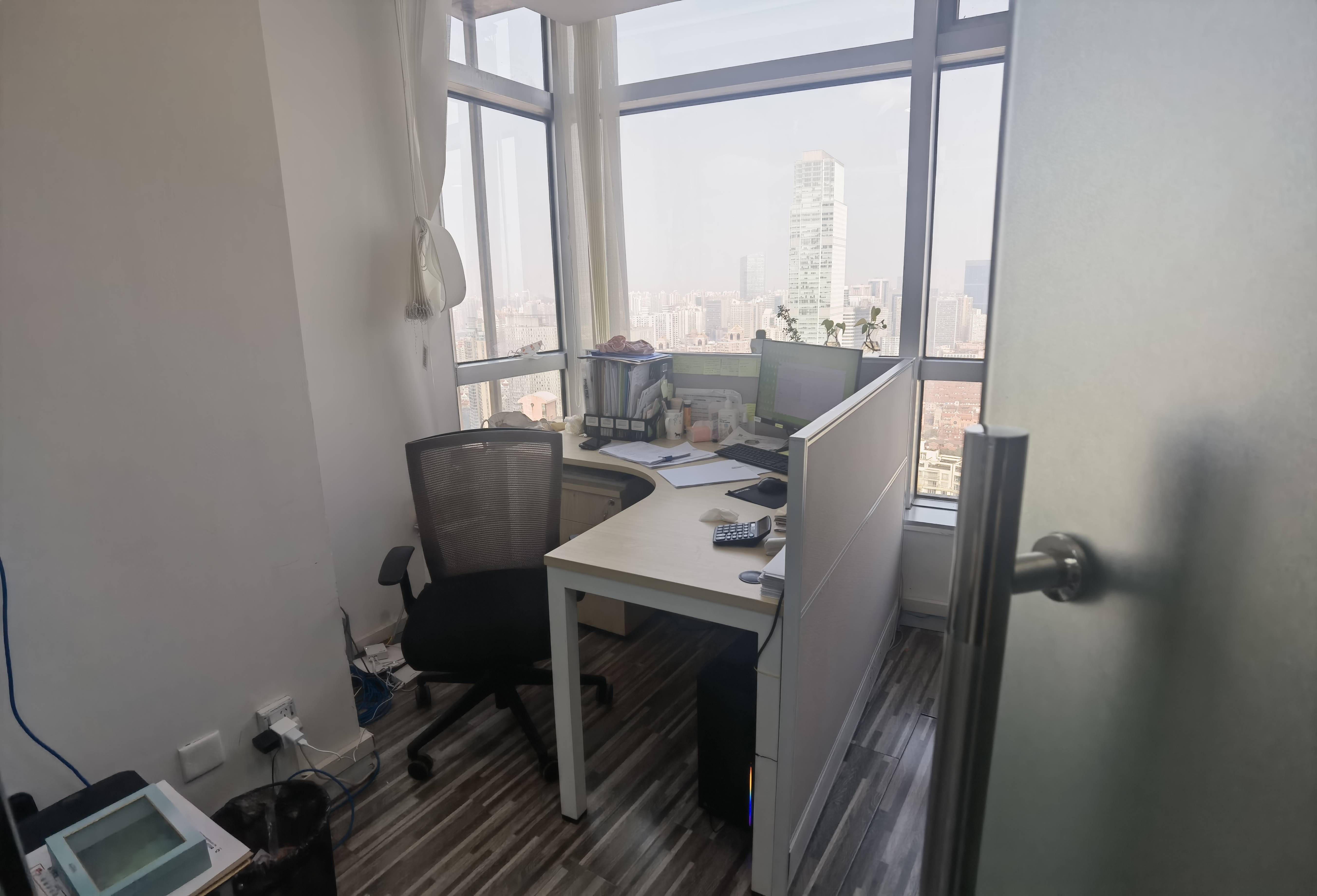 南京西路仲益大厦68平米写字楼出租