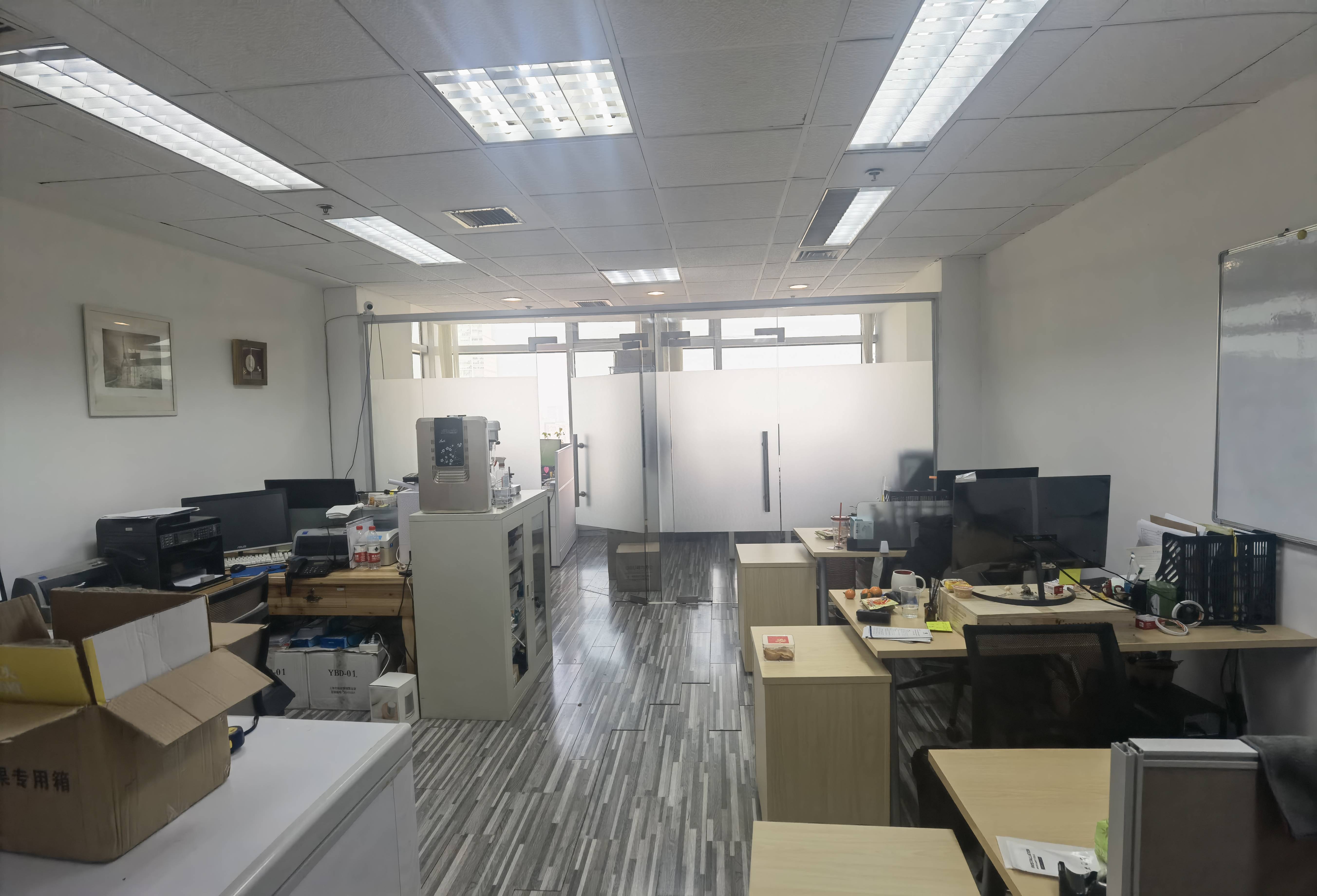 南京西路仲益大厦68平米写字楼出租