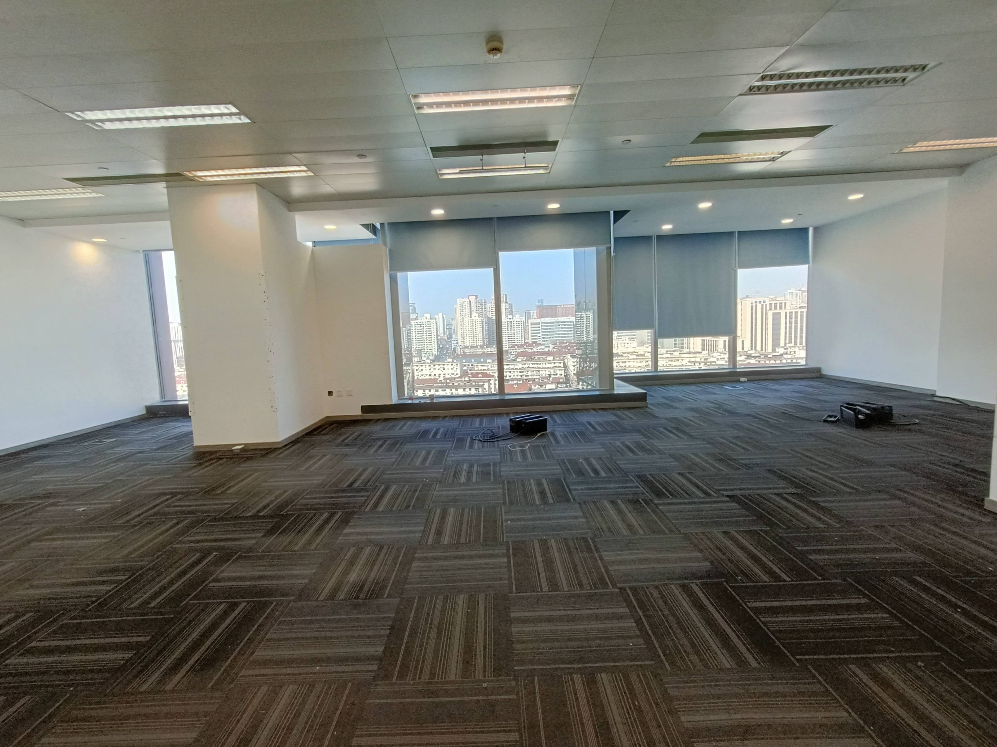 龙华上海绿地中心一期188平米写字楼出租