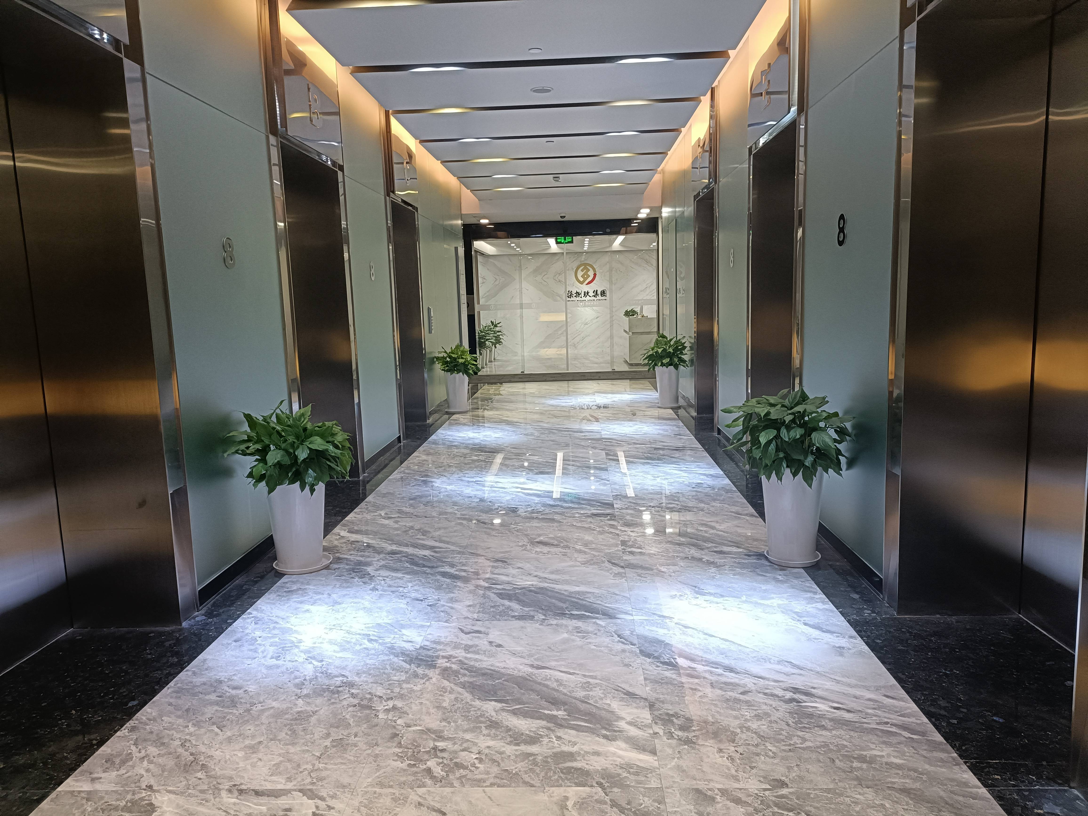 龙华上海绿地中心一期188平米写字楼出租