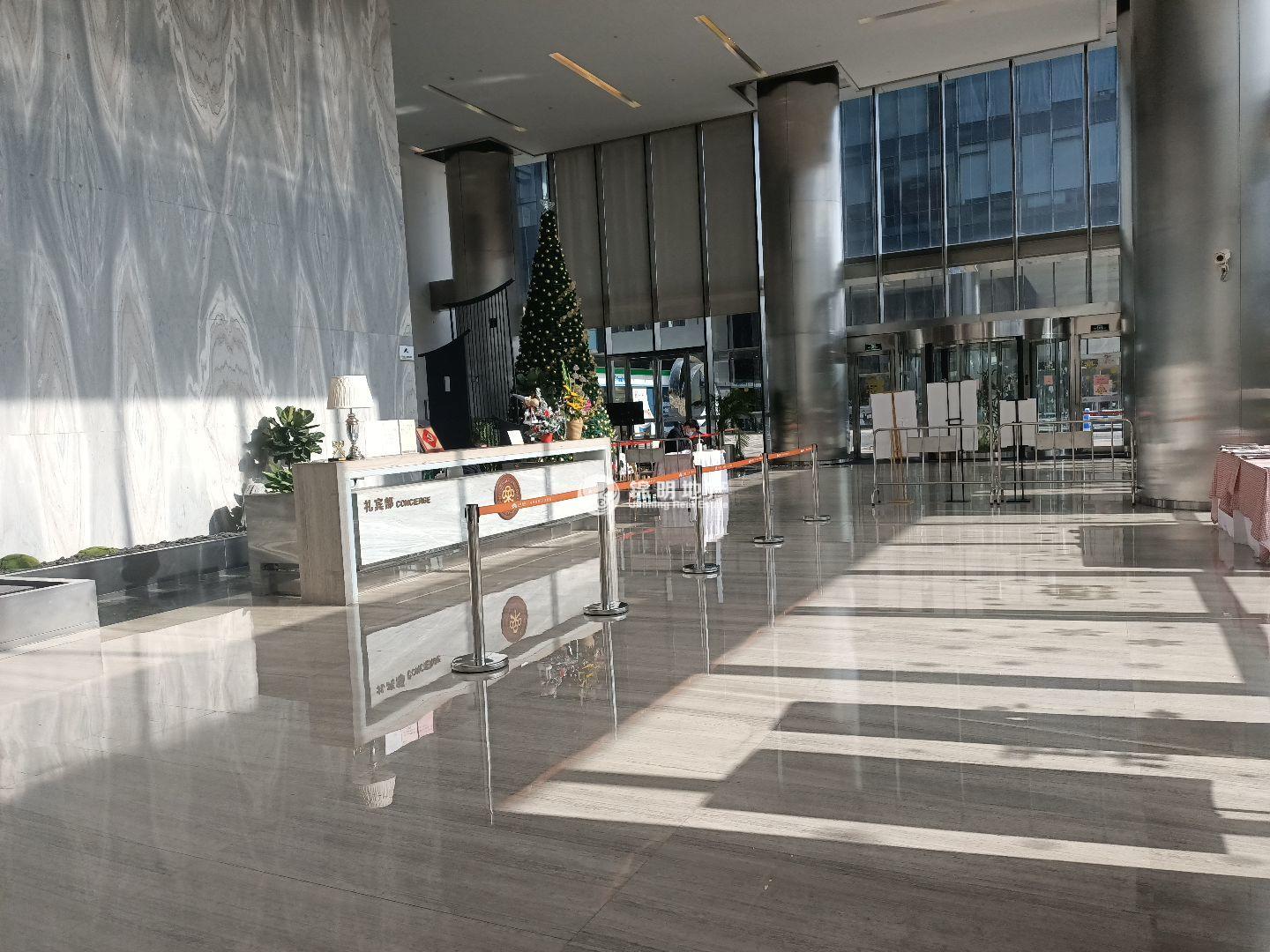 龙华上海绿地中心一期188平米写字楼出租