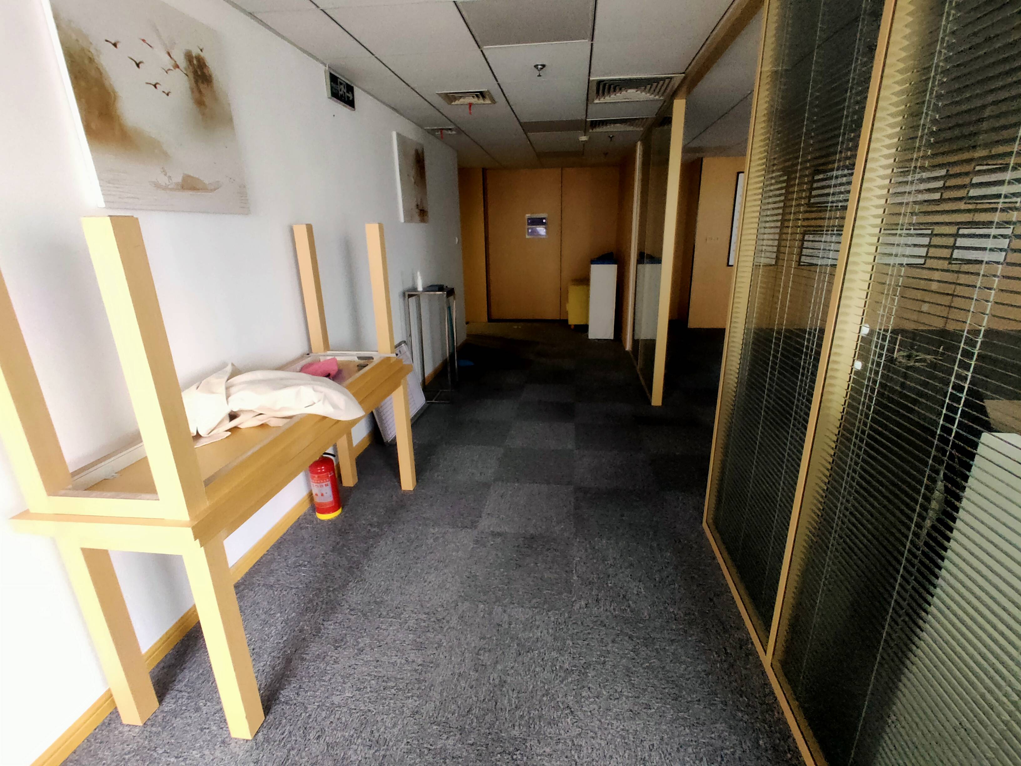 人民广场港陆广场260平米写字楼出租