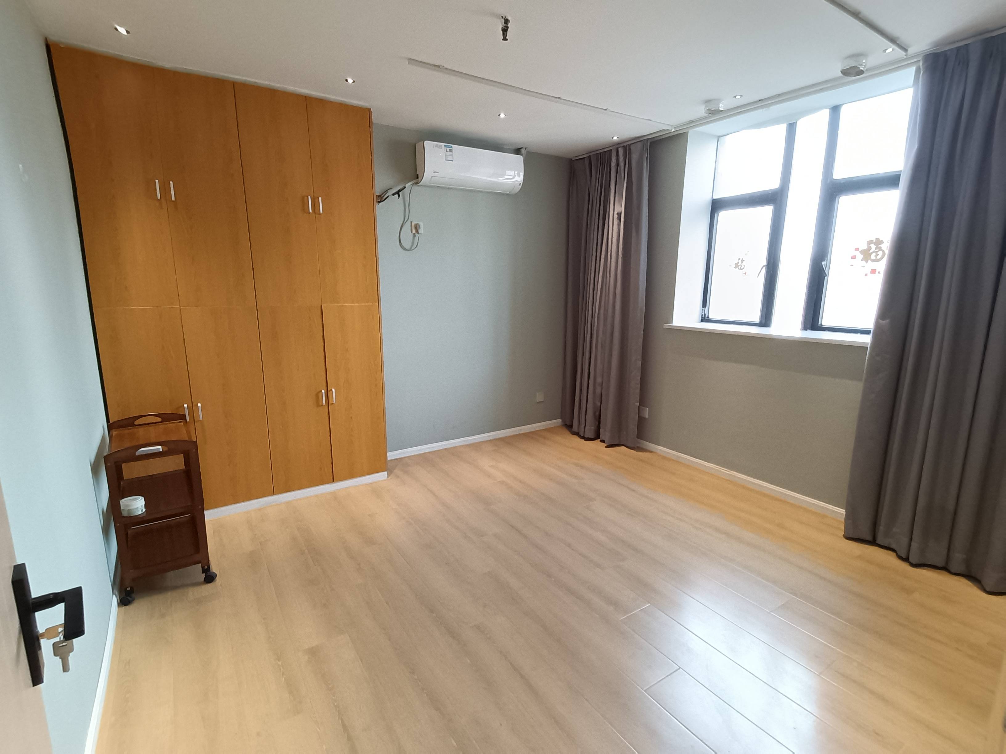 南京西路申银发展大厦175平米写字楼出租