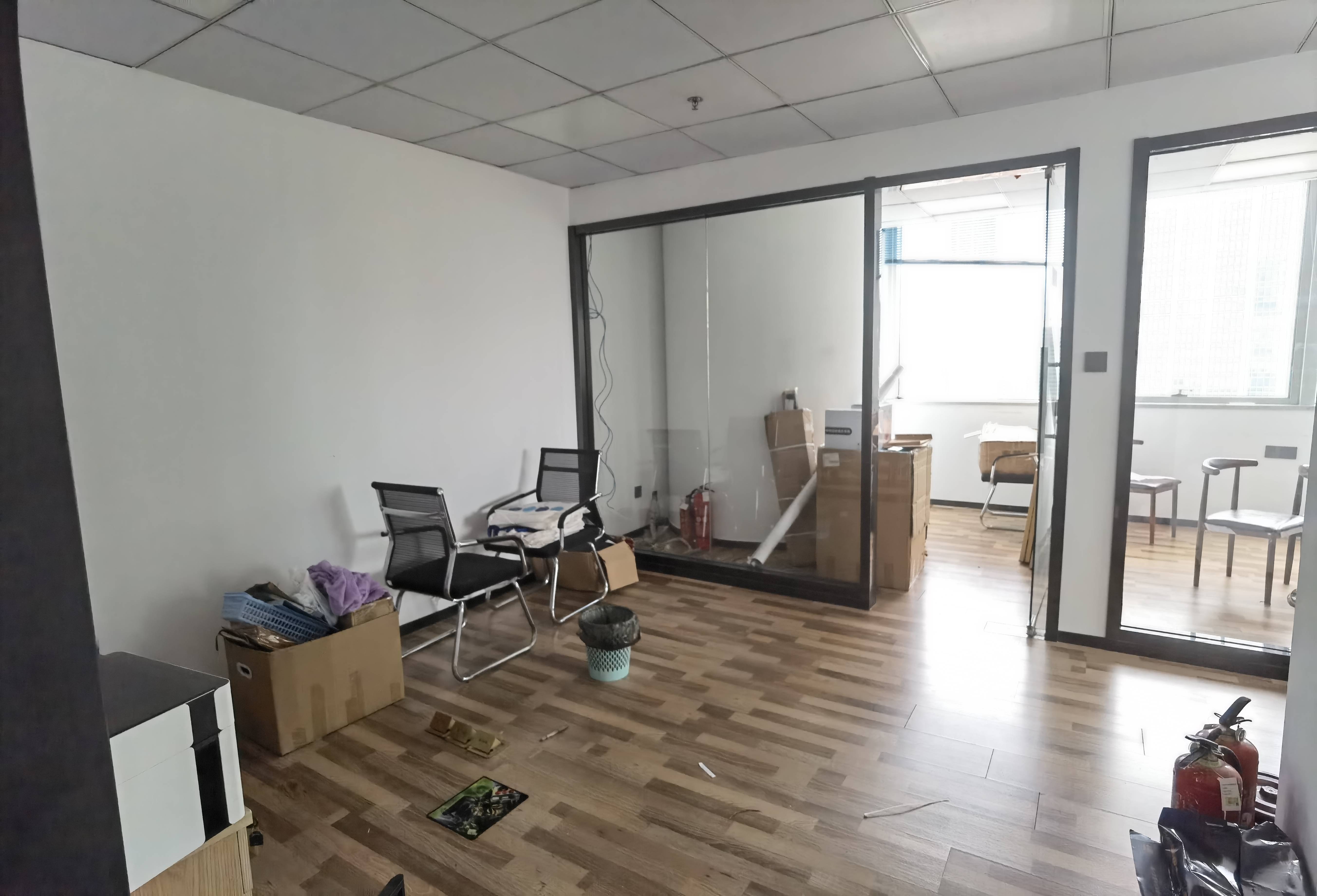 人民广场峻岭广场123平米写字楼出租