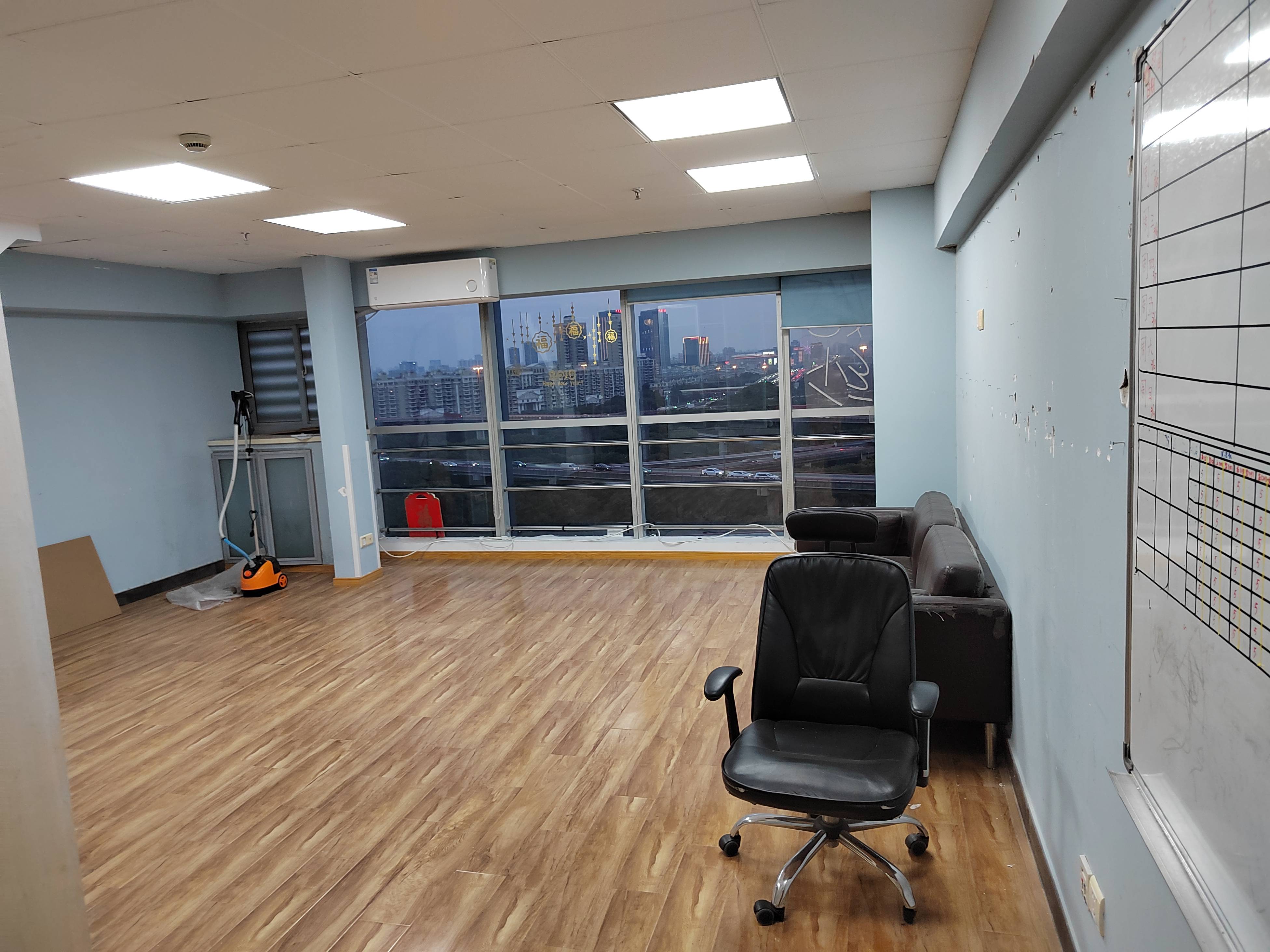 莘庄绿地蓝海77平米写字楼出租