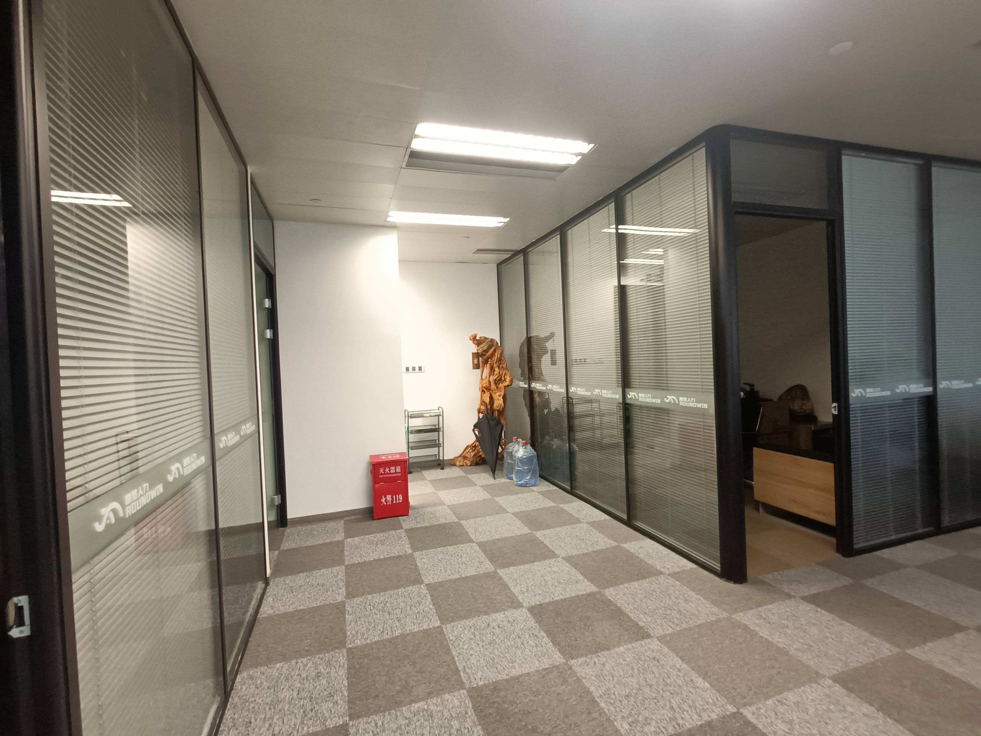 龙华上海绿地中心一期188平米写字楼出租