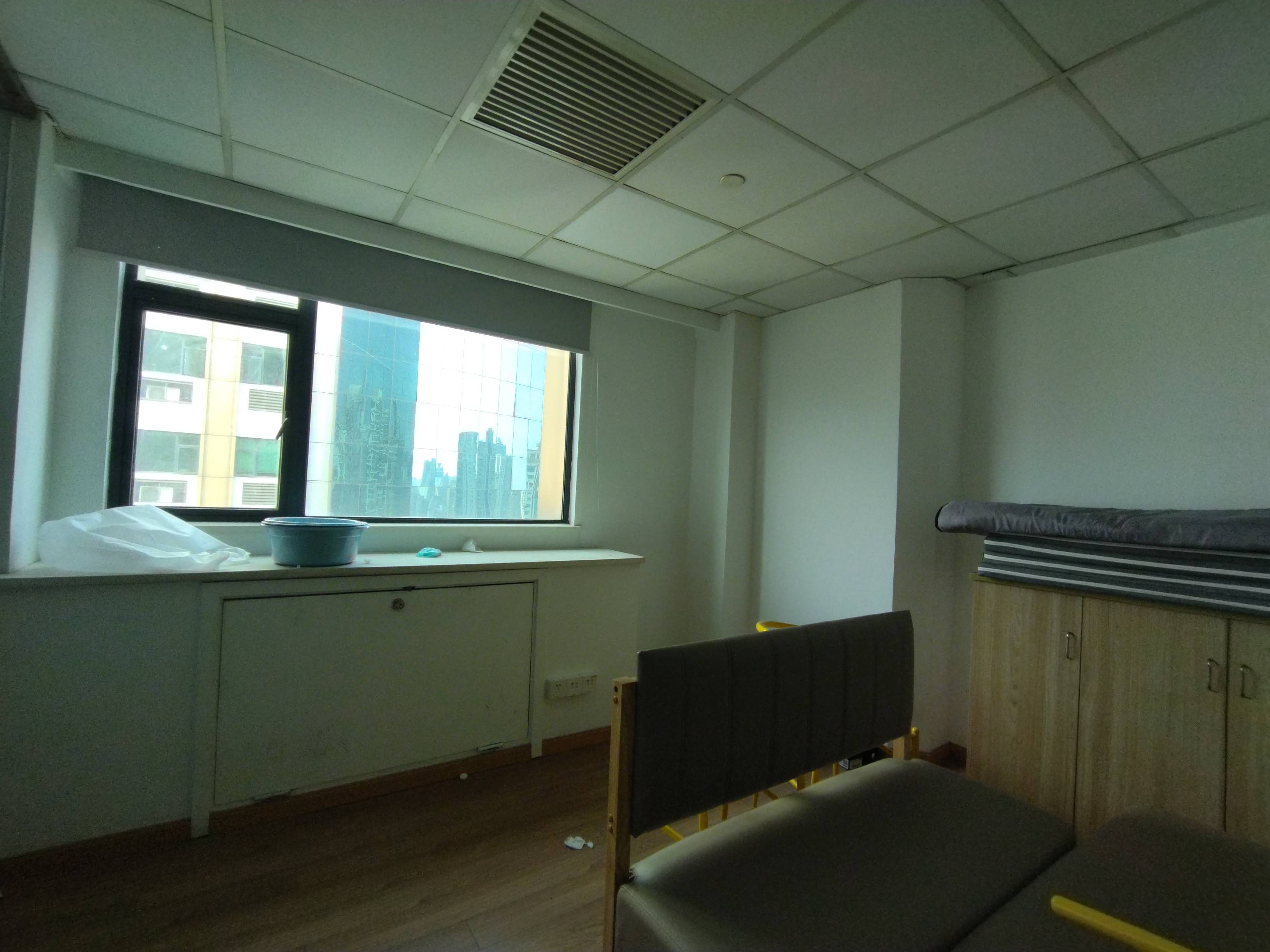 光新浦发广场227平米写字楼出租