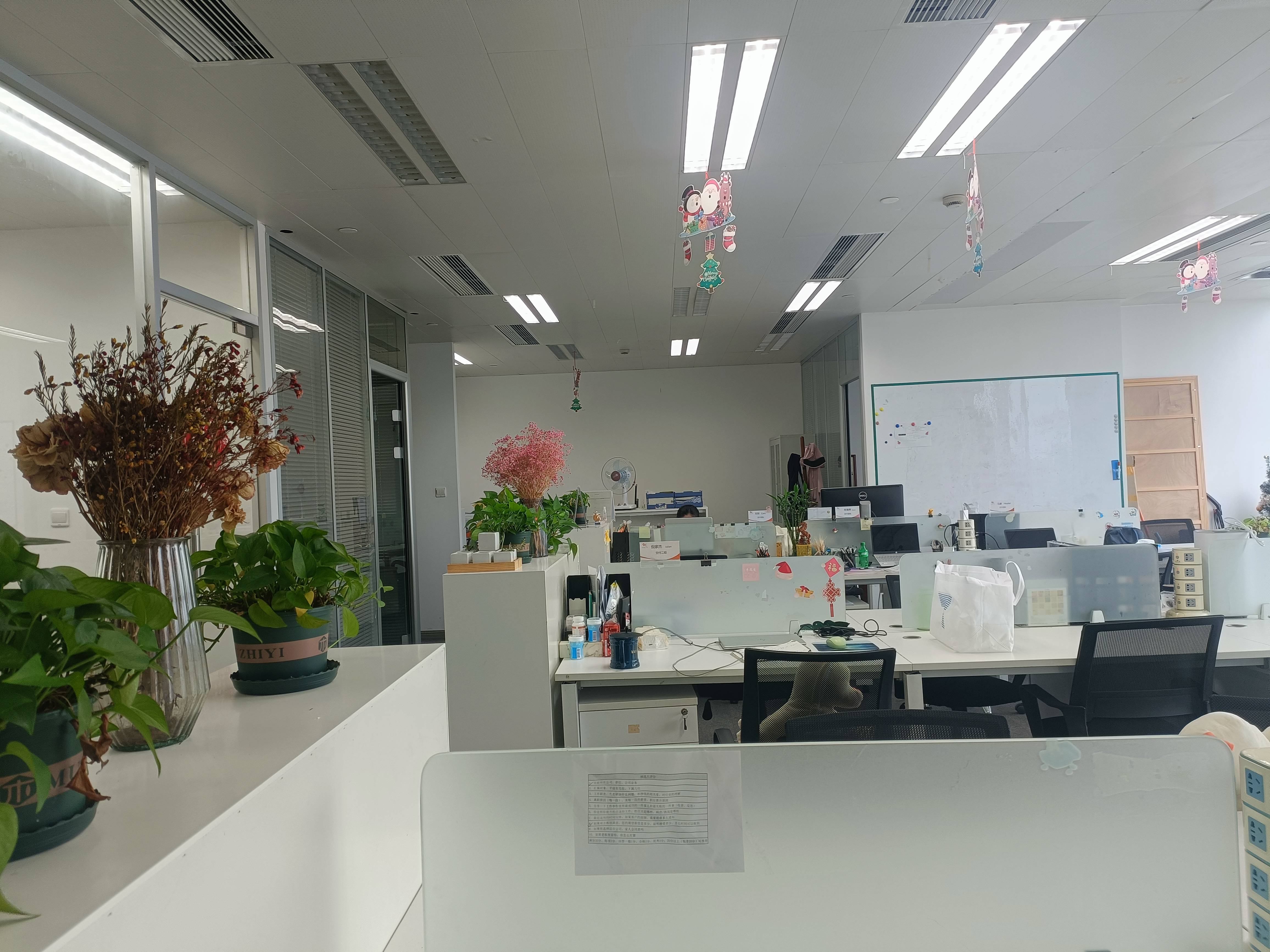 龙华上海绿地中心一期179平米写字楼出租