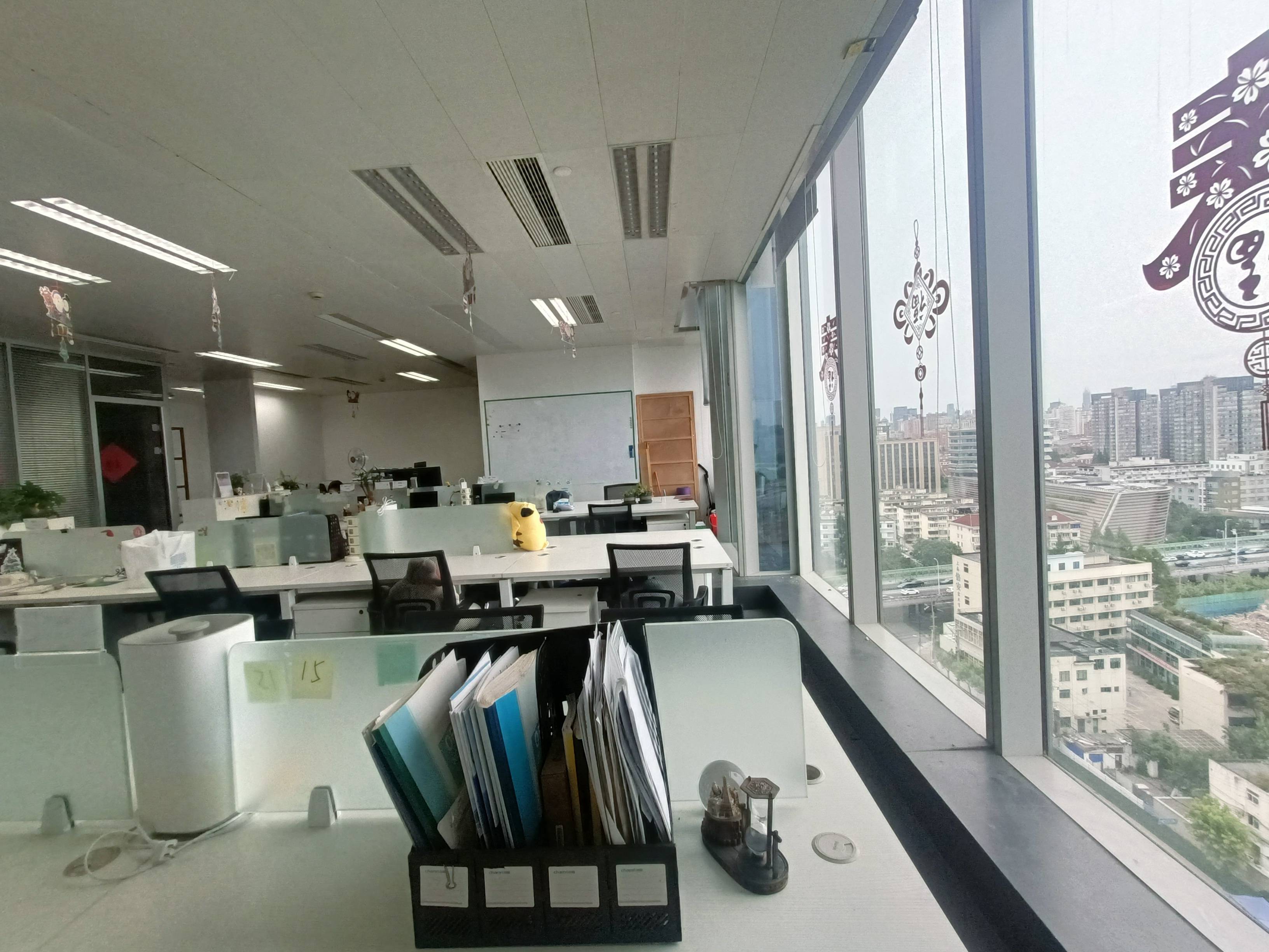 龙华上海绿地中心一期179平米写字楼出租