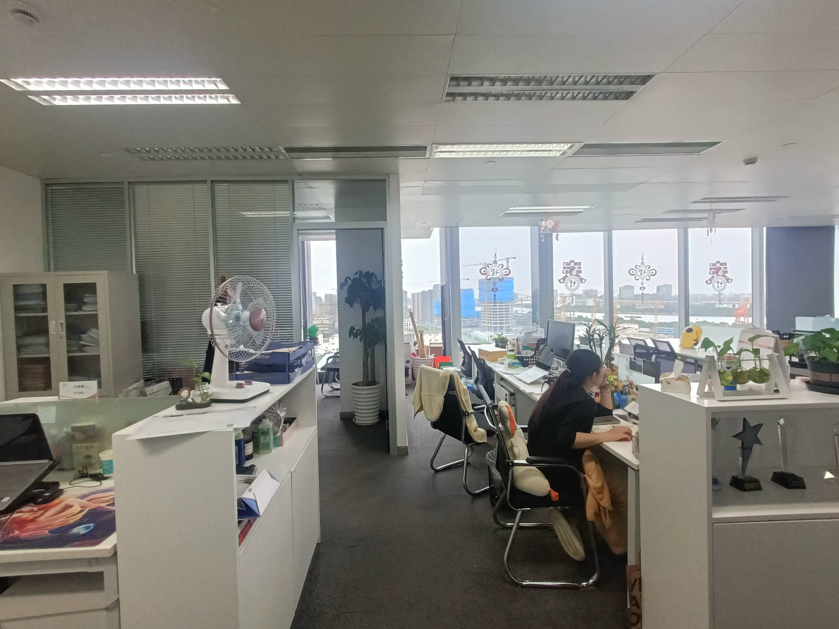 龙华上海绿地中心一期179平米写字楼出租