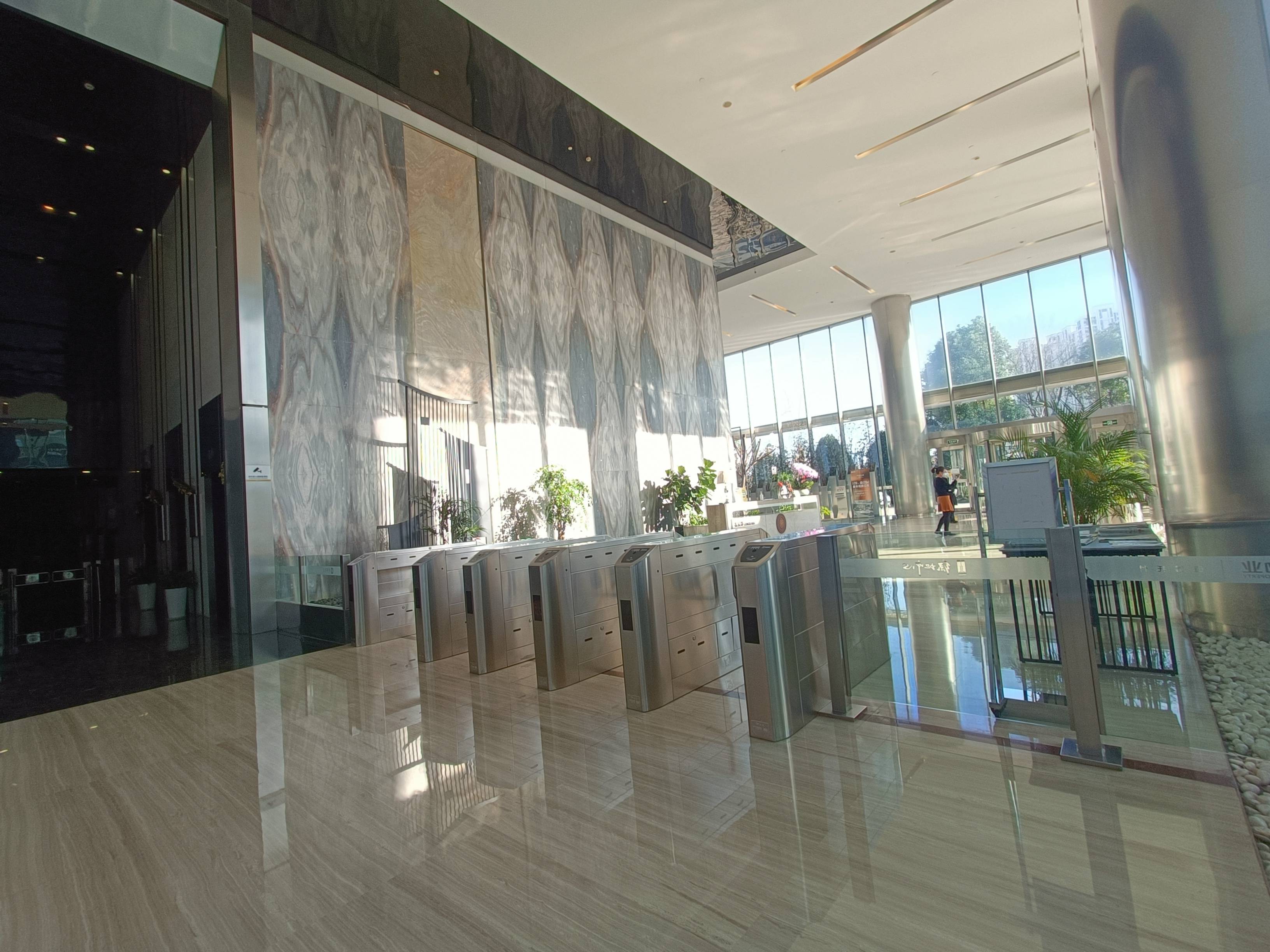 龙华上海绿地中心一期179平米写字楼出租