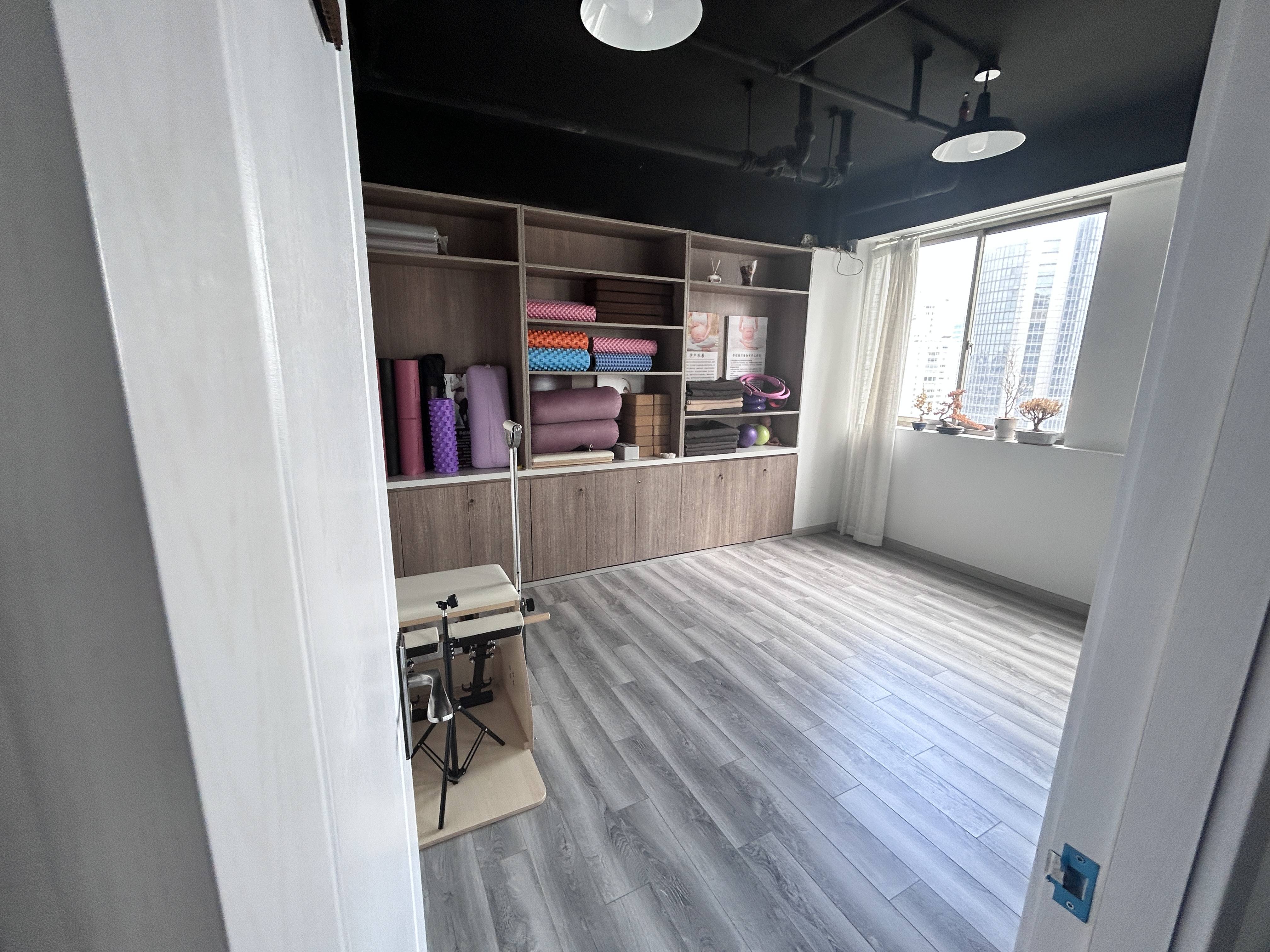 徐家汇汇银广场141平米写字楼出租