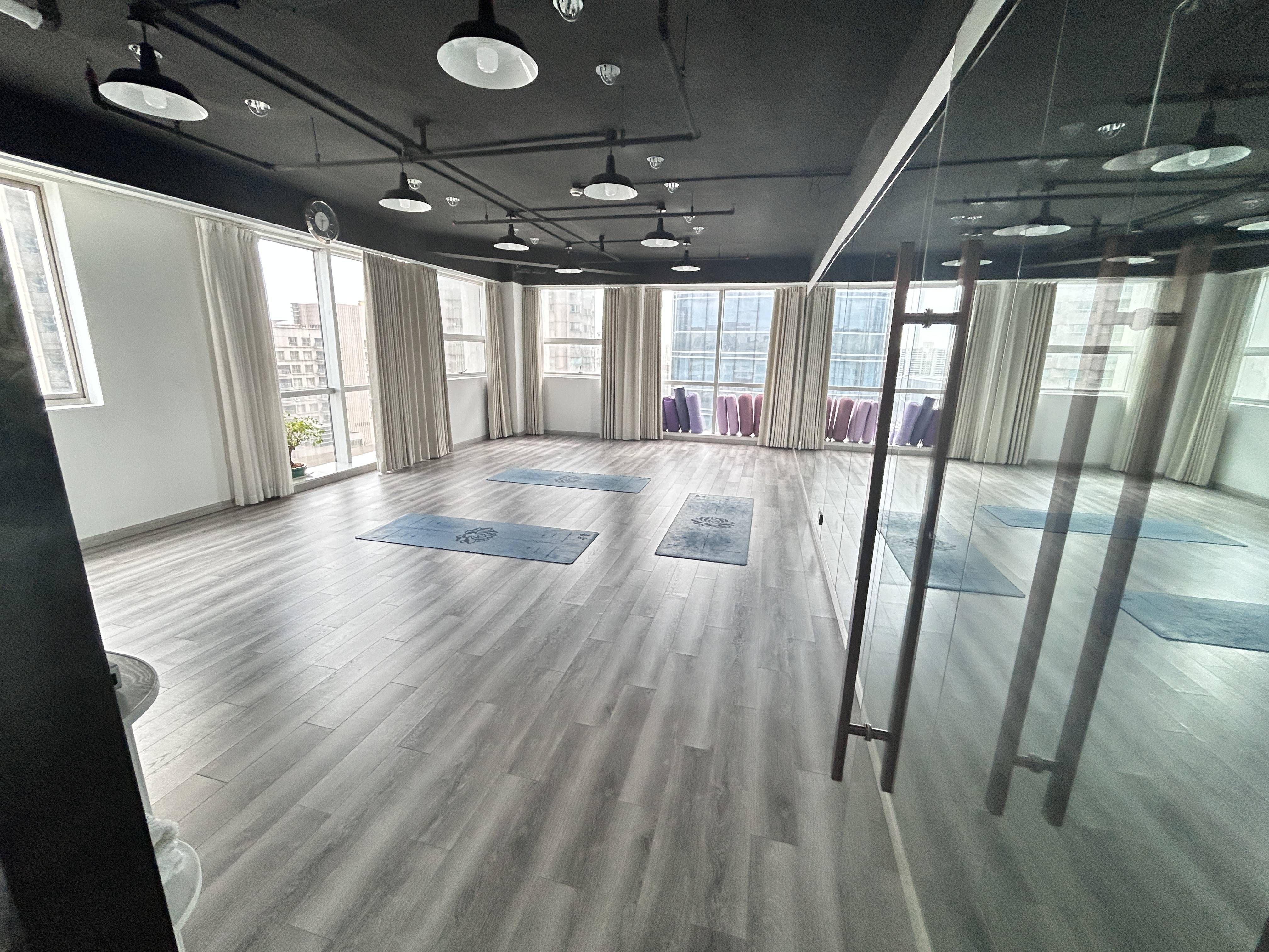 徐家汇汇银广场141平米写字楼出租