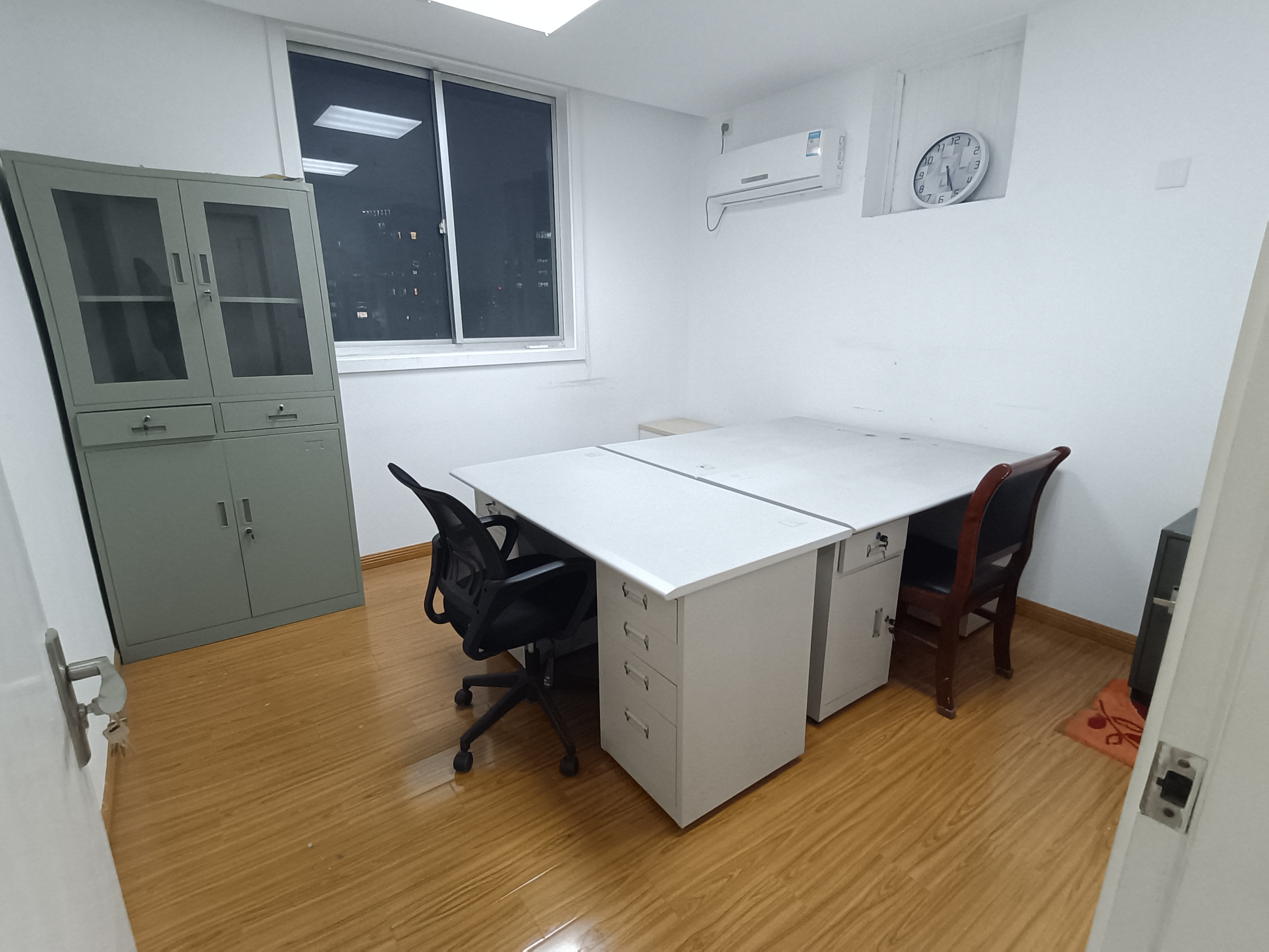 南京西路申银发展大厦145平米写字楼出租