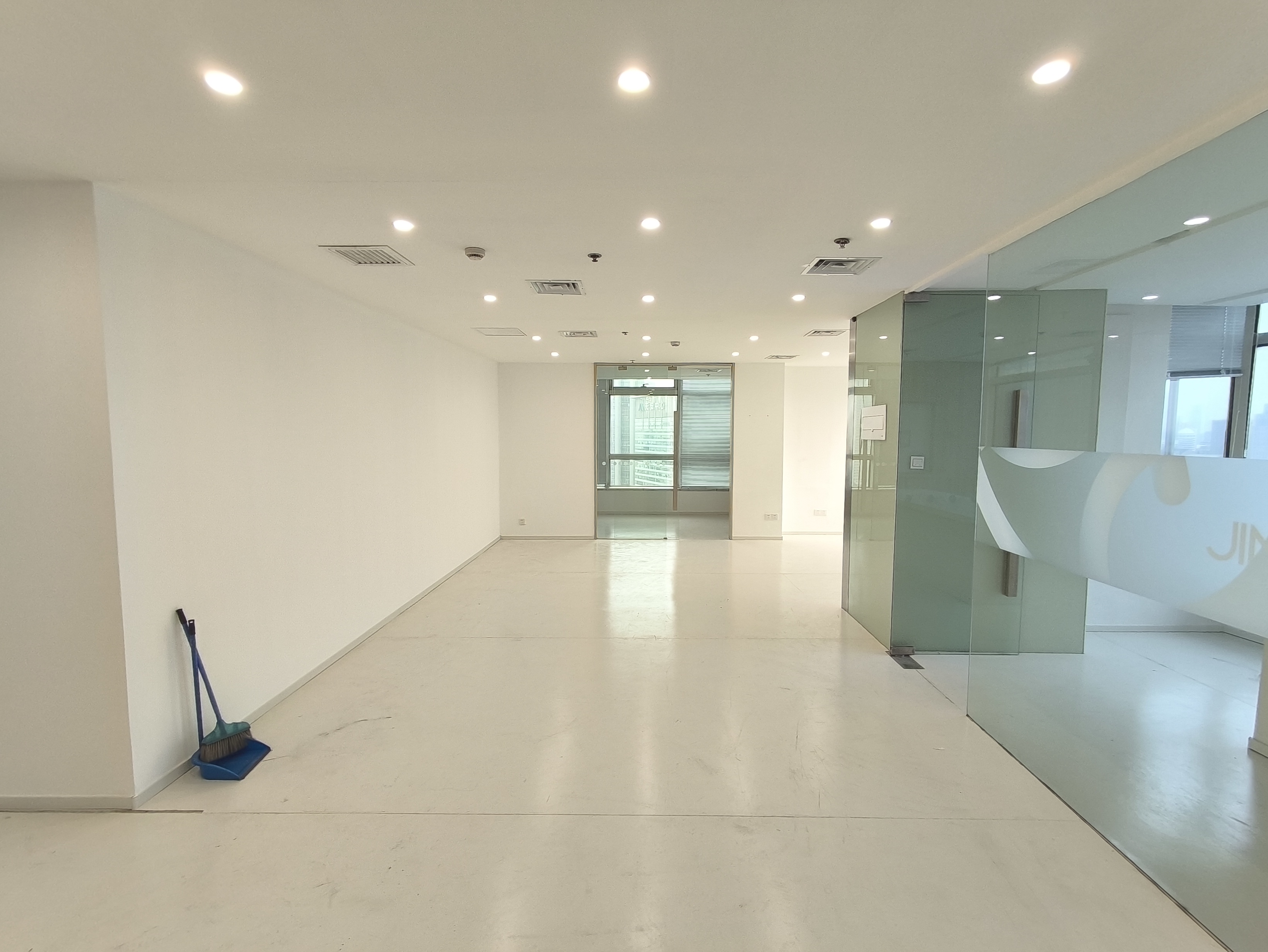 南京西路仲益大厦121平米写字楼出租