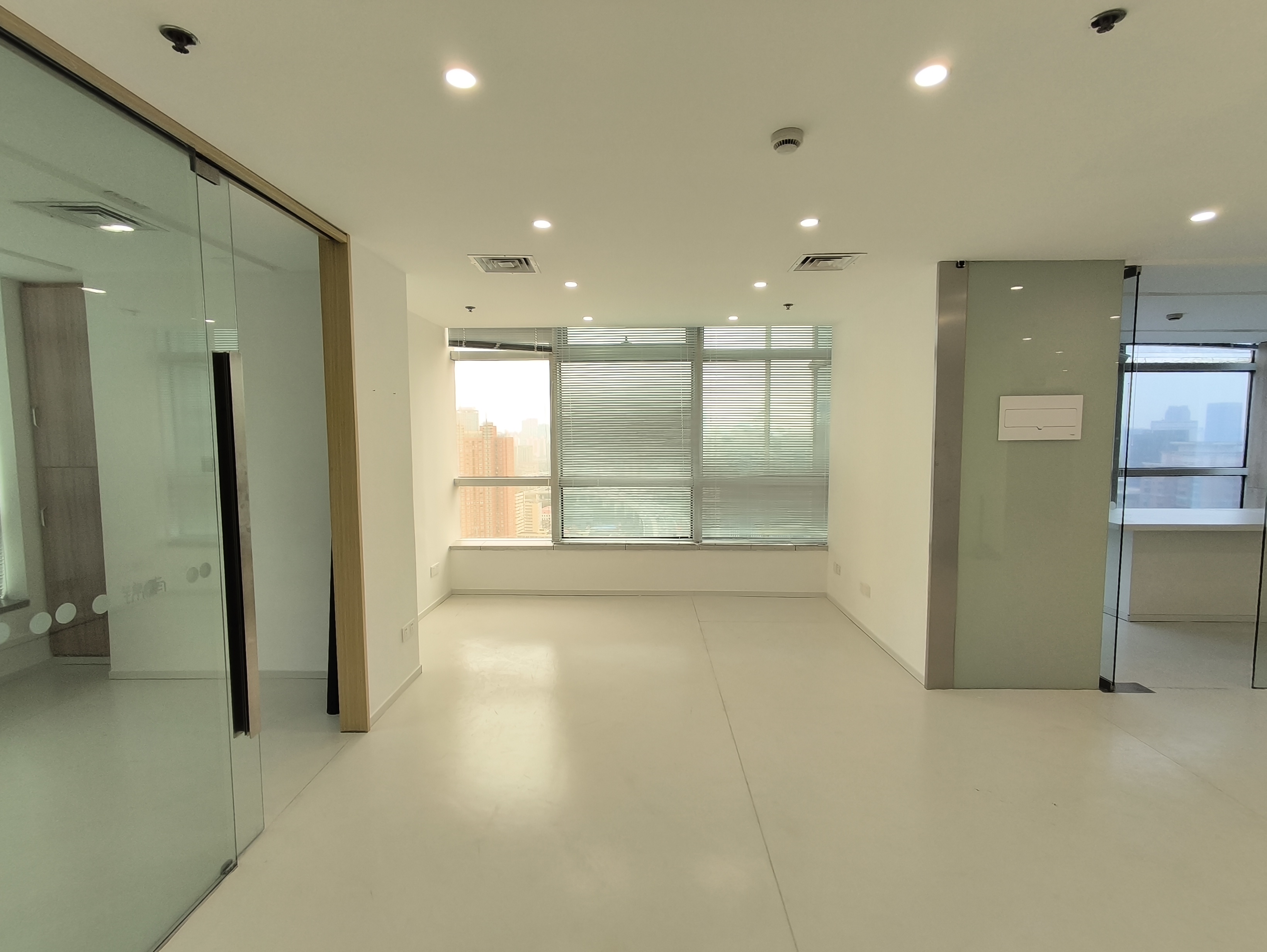 南京西路仲益大厦121平米写字楼出租