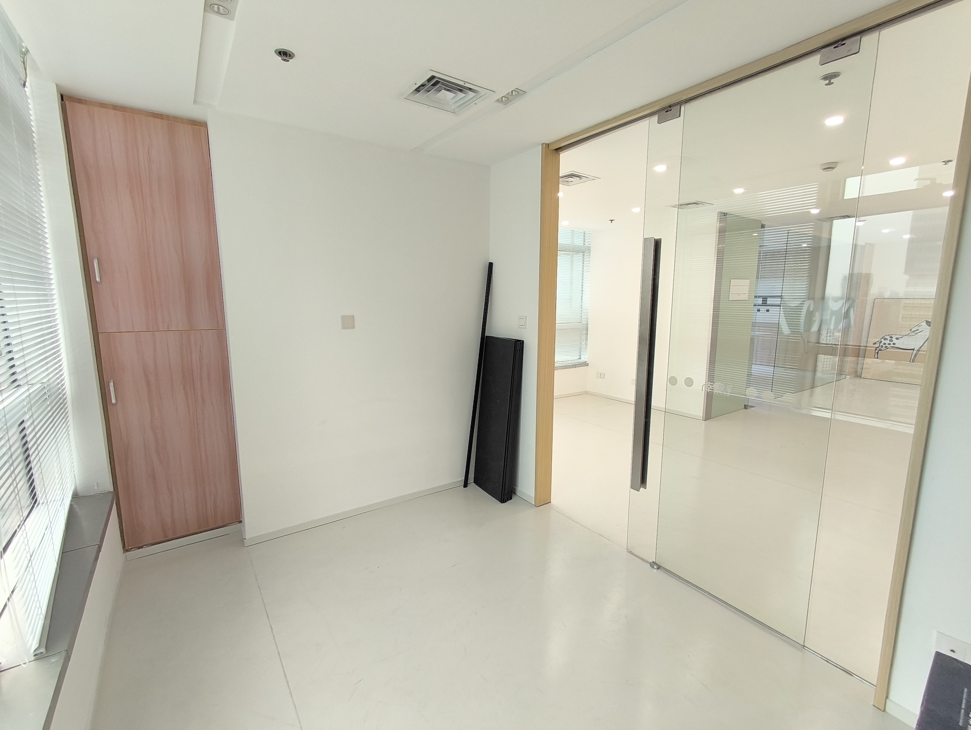 南京西路仲益大厦121平米写字楼出租