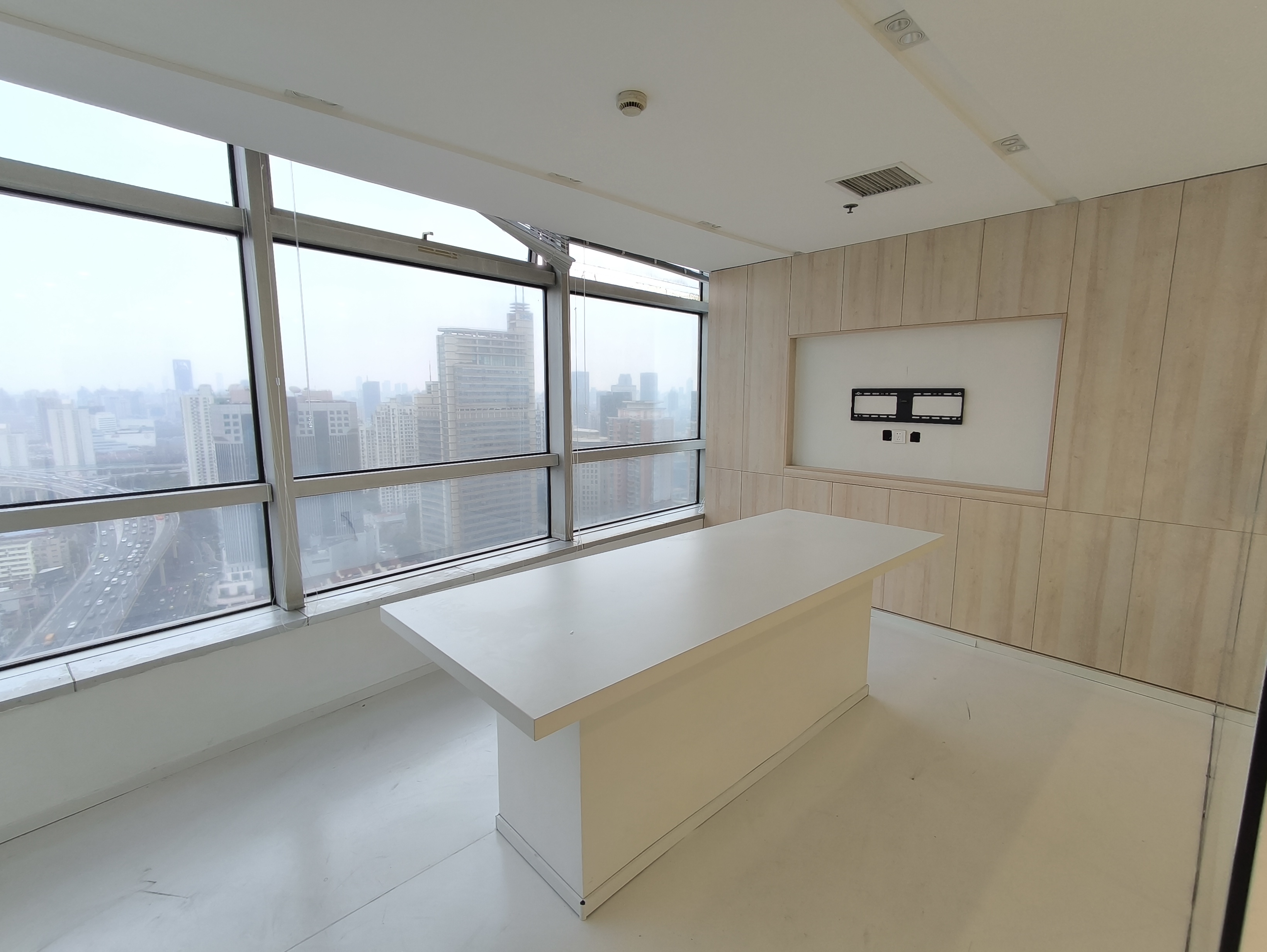 南京西路仲益大厦121平米写字楼出租