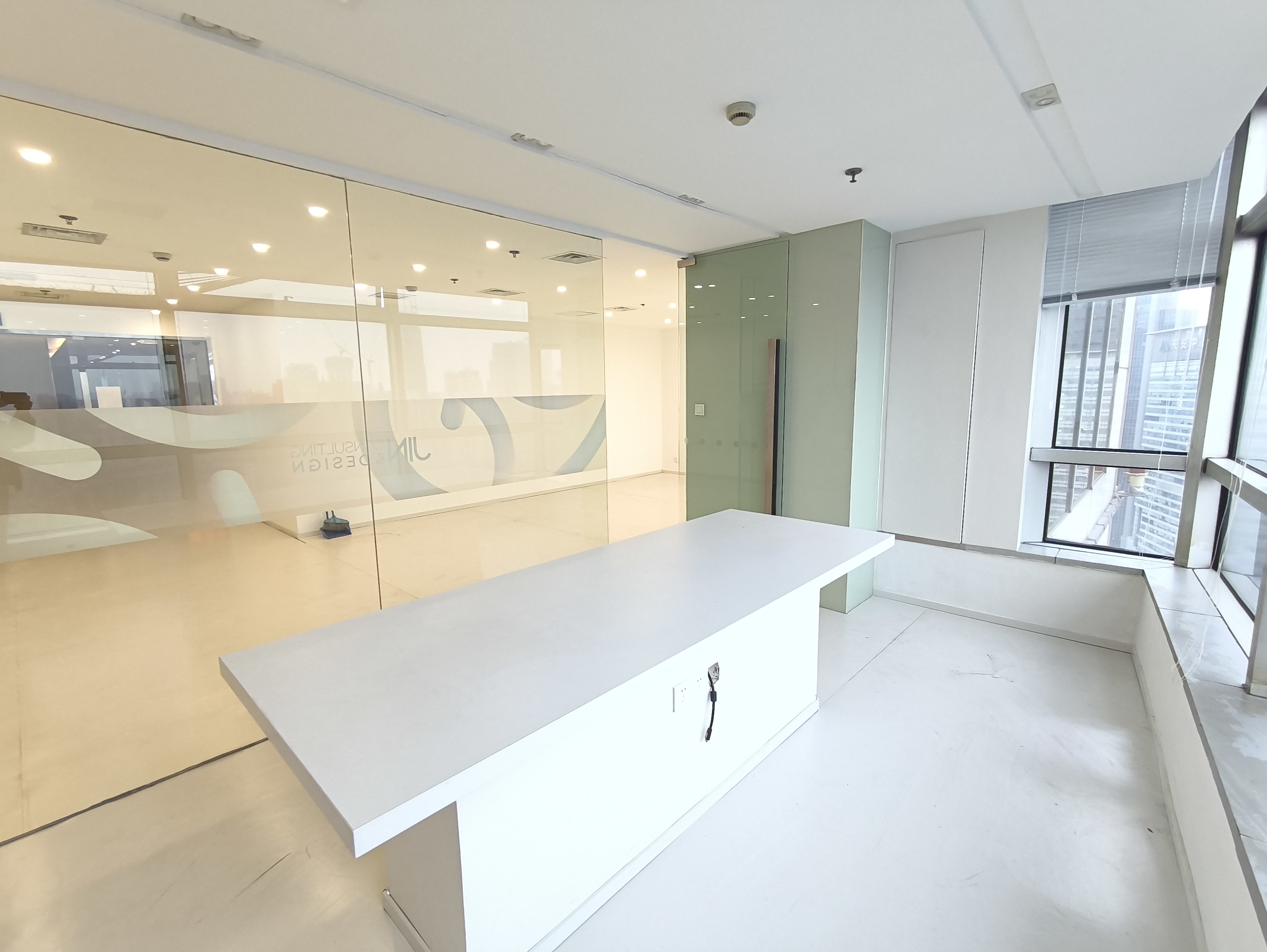 南京西路仲益大厦121平米写字楼出租