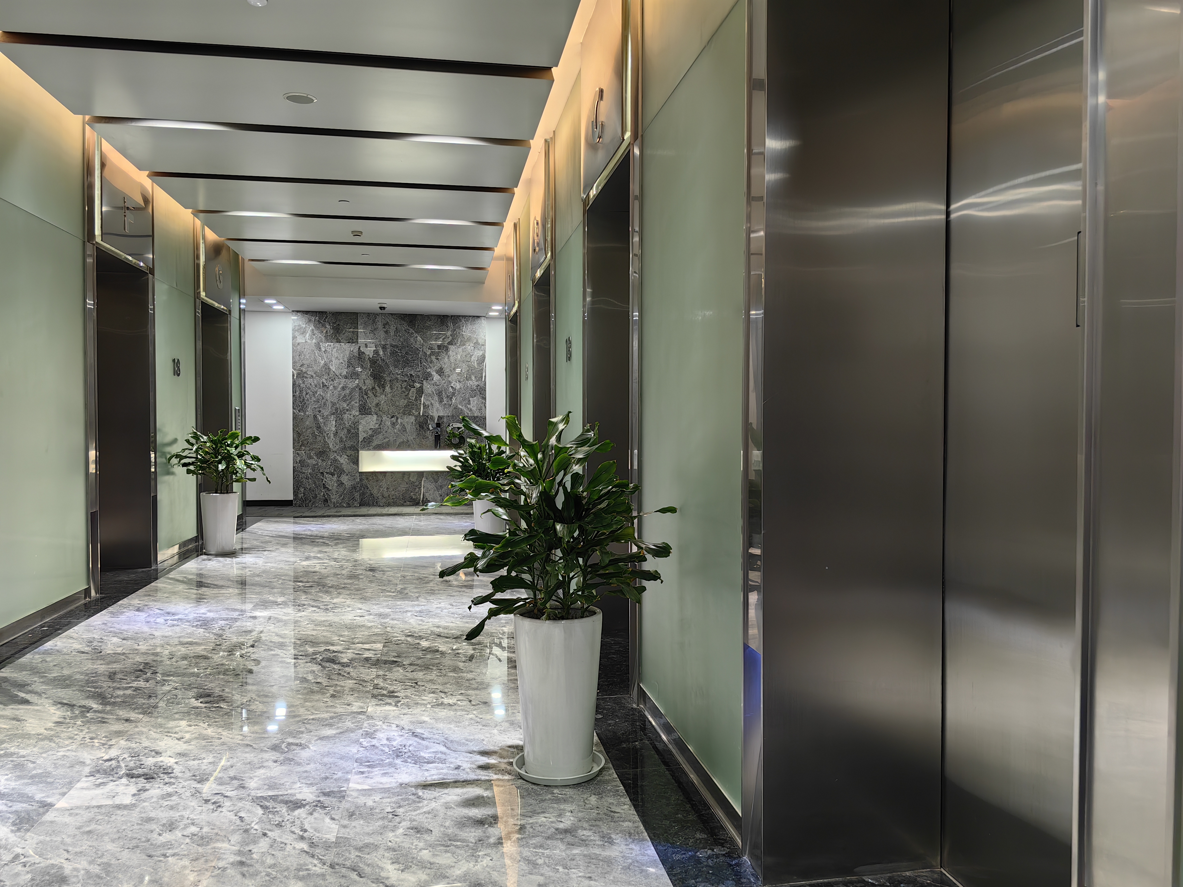 龙华上海绿地中心一期271平米写字楼出租