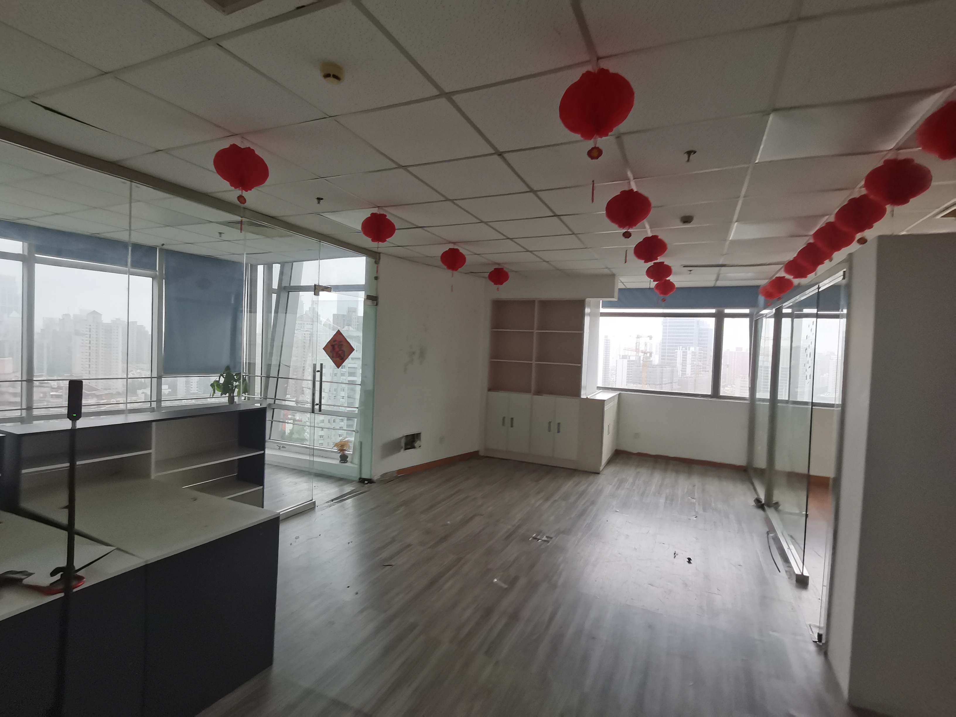 不夜城上海现代交通商务大厦97平米写字楼出租