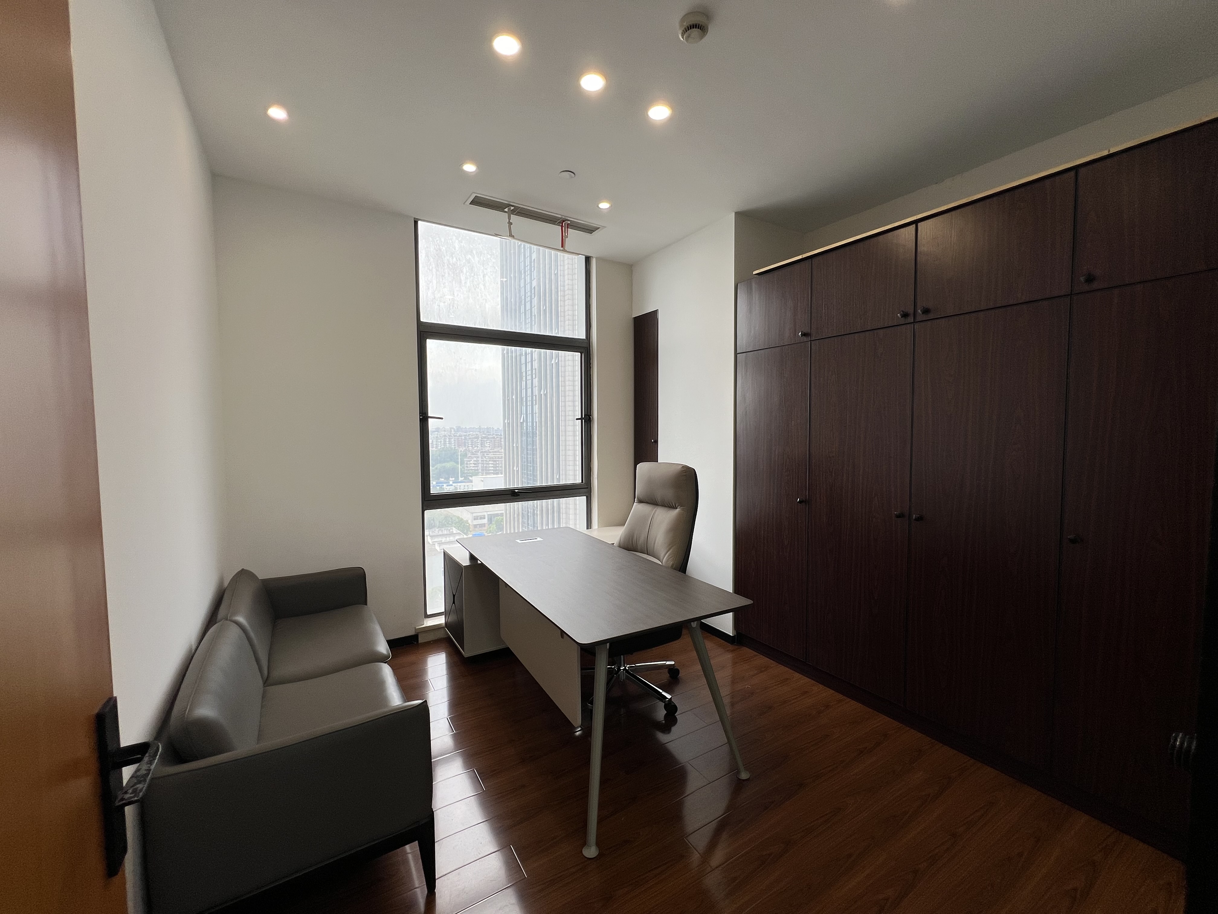 金桥中新传媒大厦242平米写字楼出租