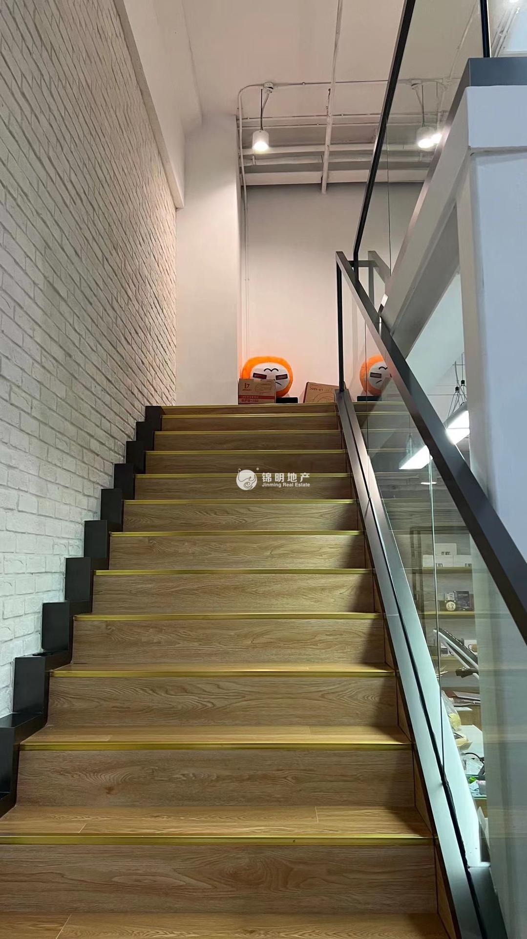 控江路长阳创谷124平米写字楼出租