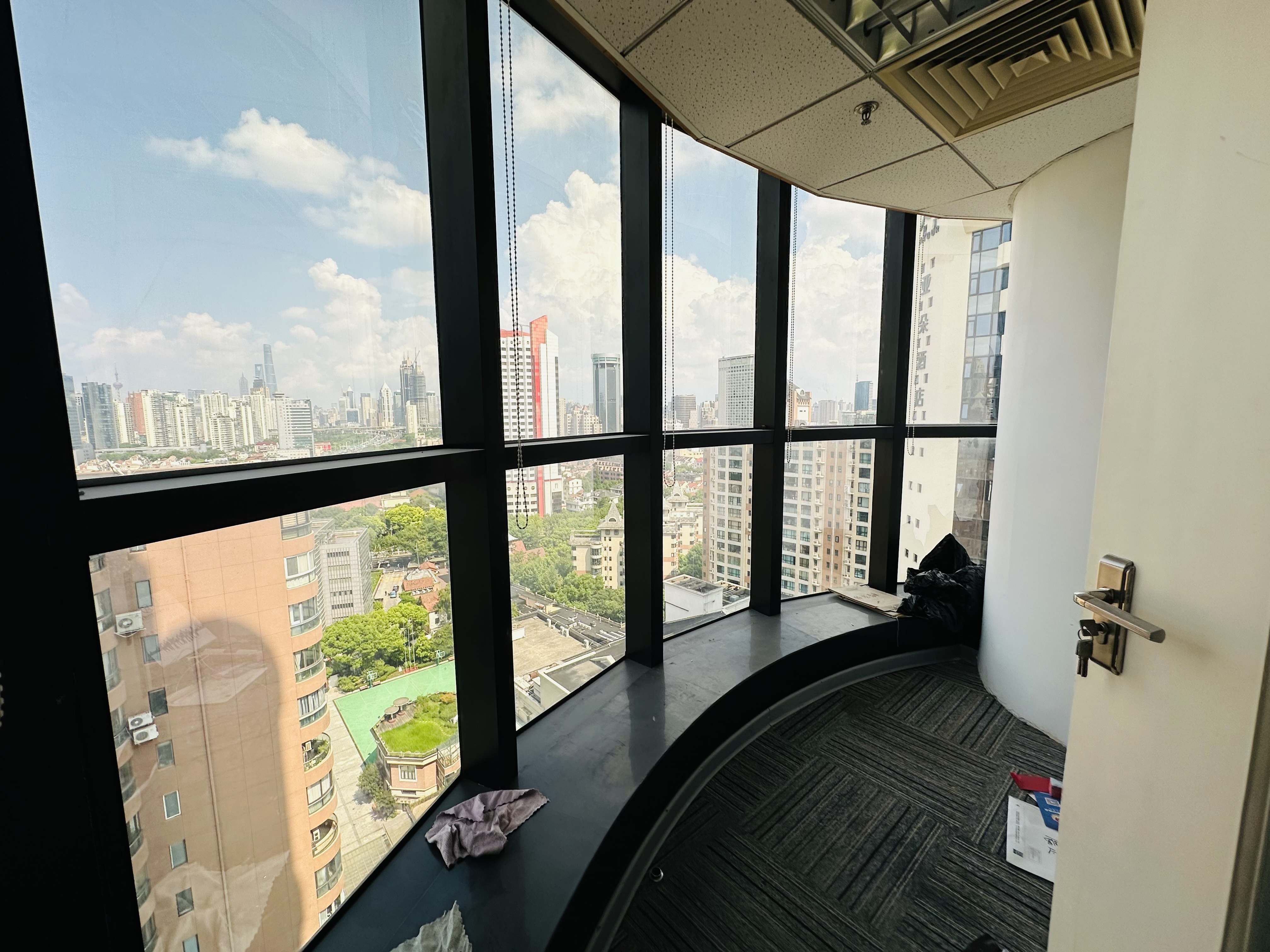 南京西路东方海外大厦111平米写字楼出租
