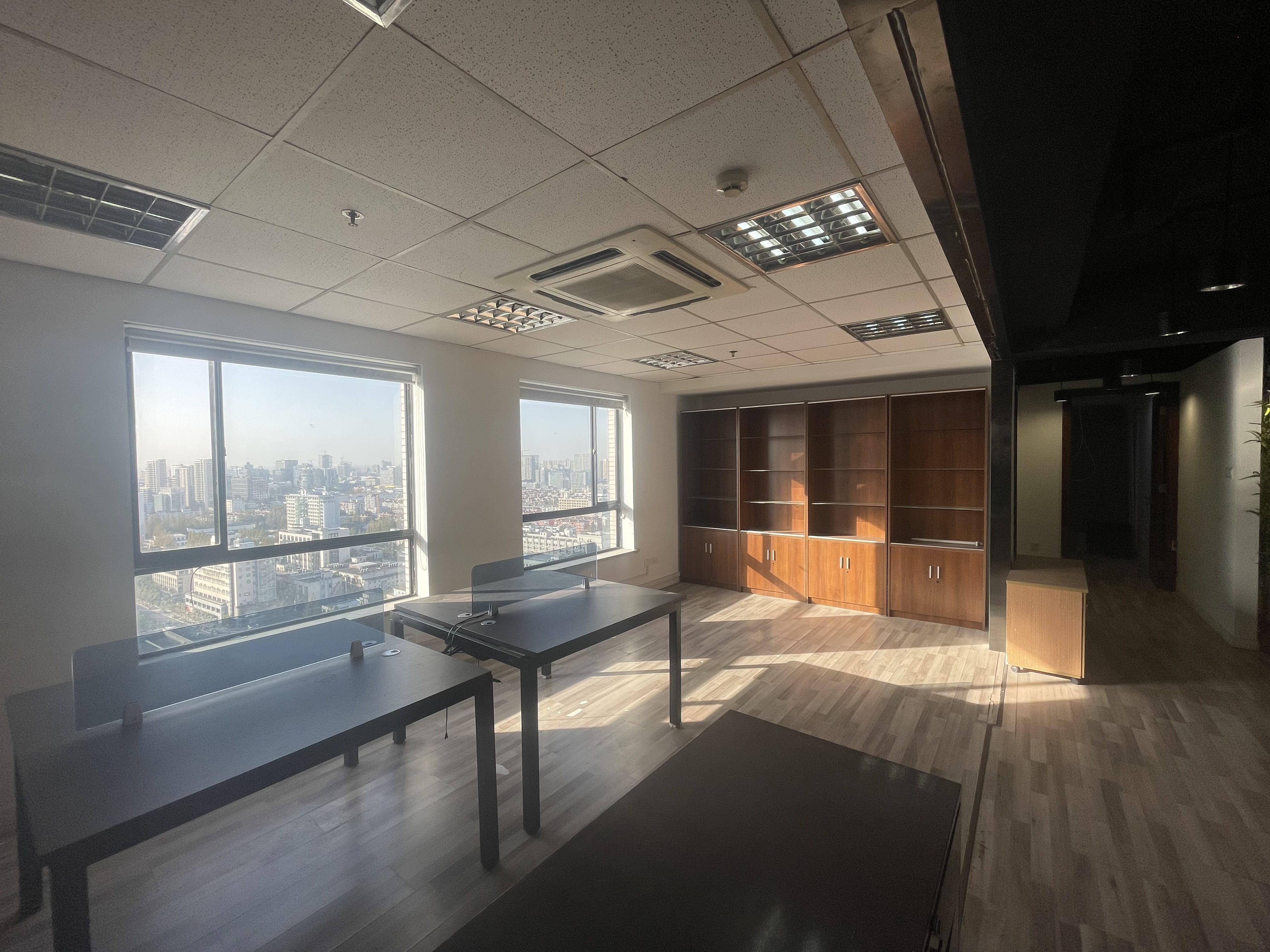 漕河泾光大会展中心130平米写字楼出租