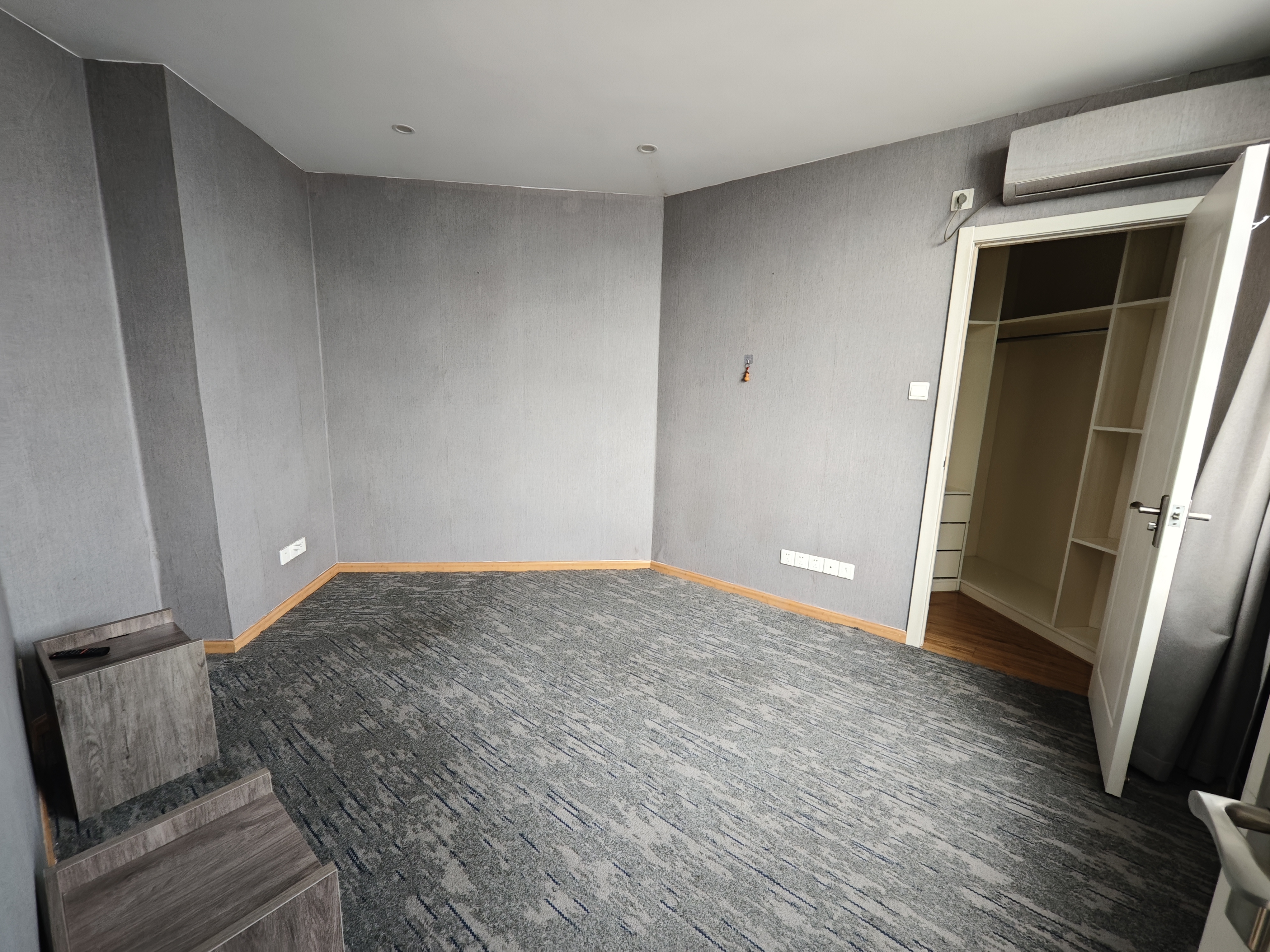 曹杨绿洲广场60平米写字楼出租