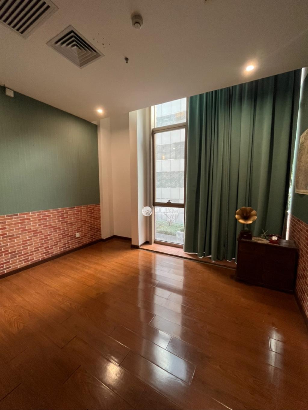 人民广场港泰广场225平米写字楼出租