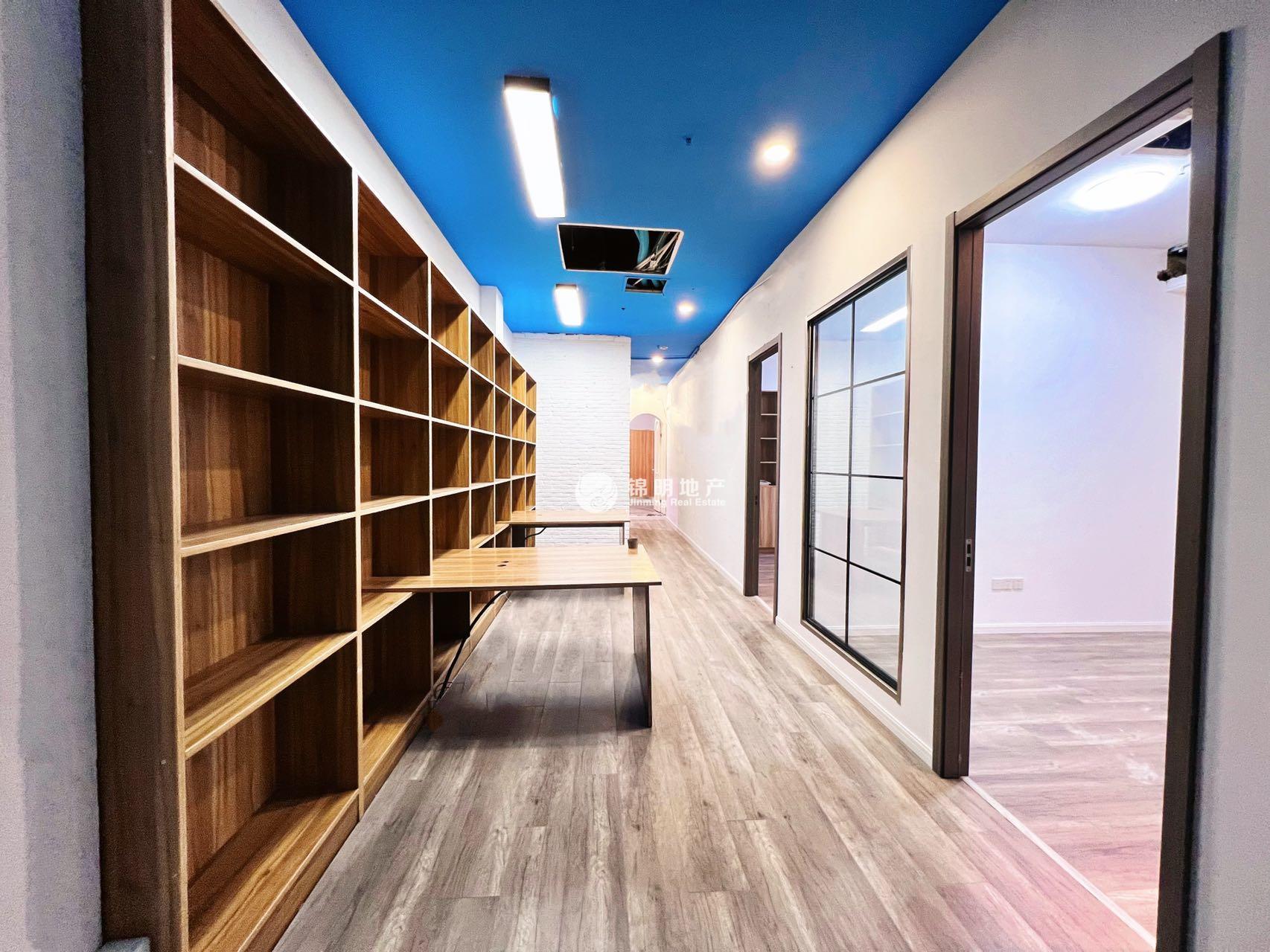 德必运动LOFT二期Y街区220平米写字楼出租