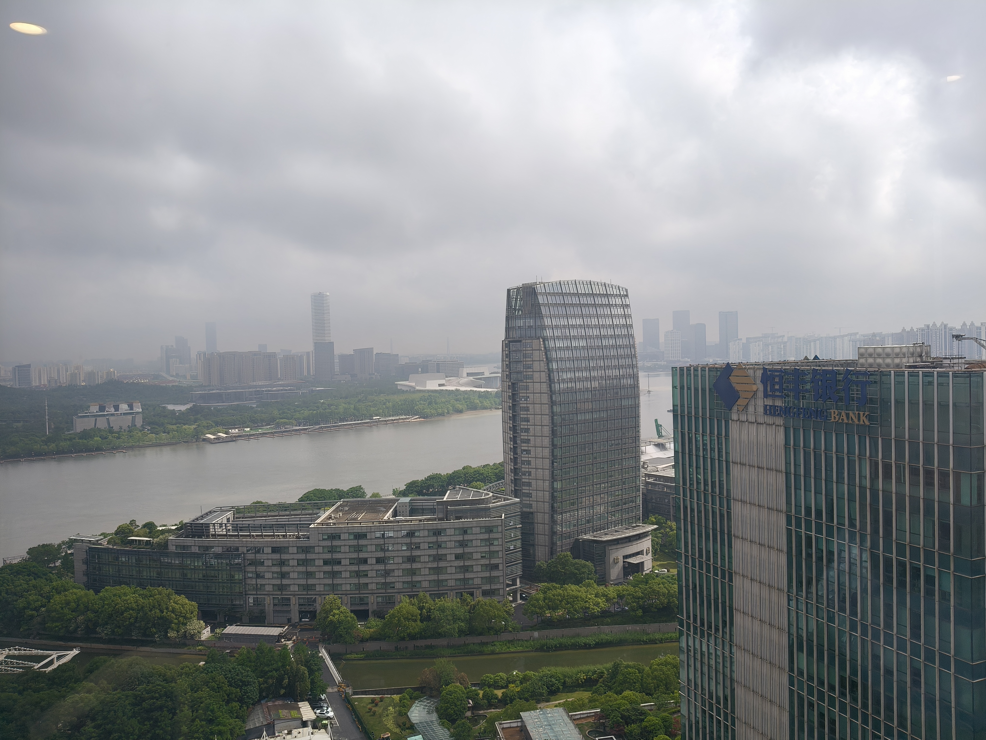 世博滨江绿地海外滩200平米写字楼出租