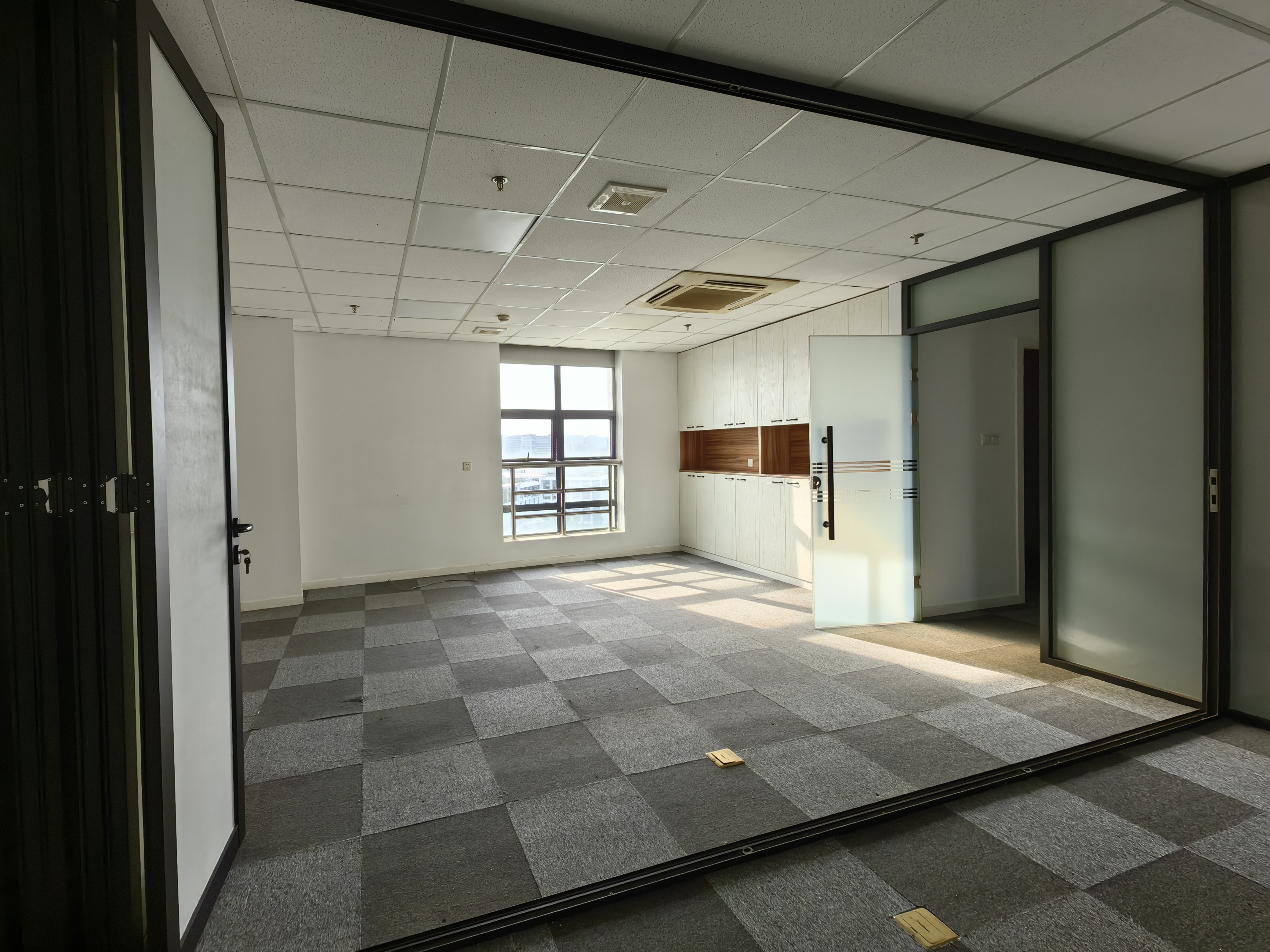 漕河泾莲花大厦289平米写字楼出租