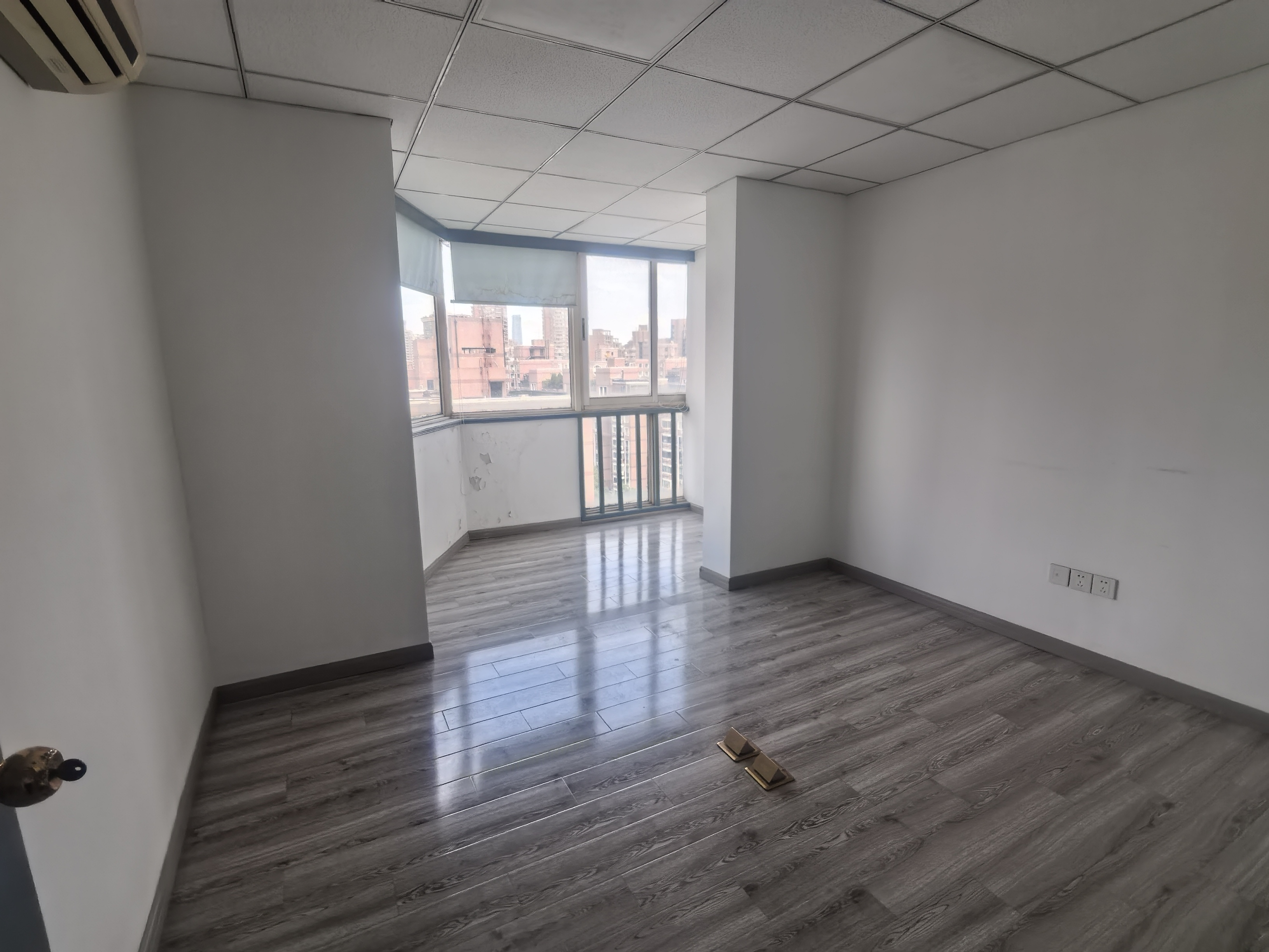 古北万科广场101平米写字楼出租