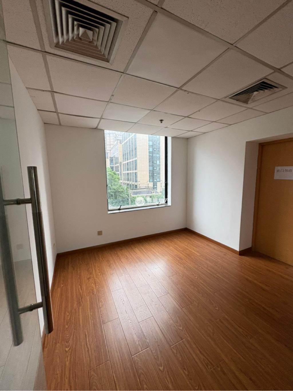 临平路上海商贸大厦108平米写字楼出租