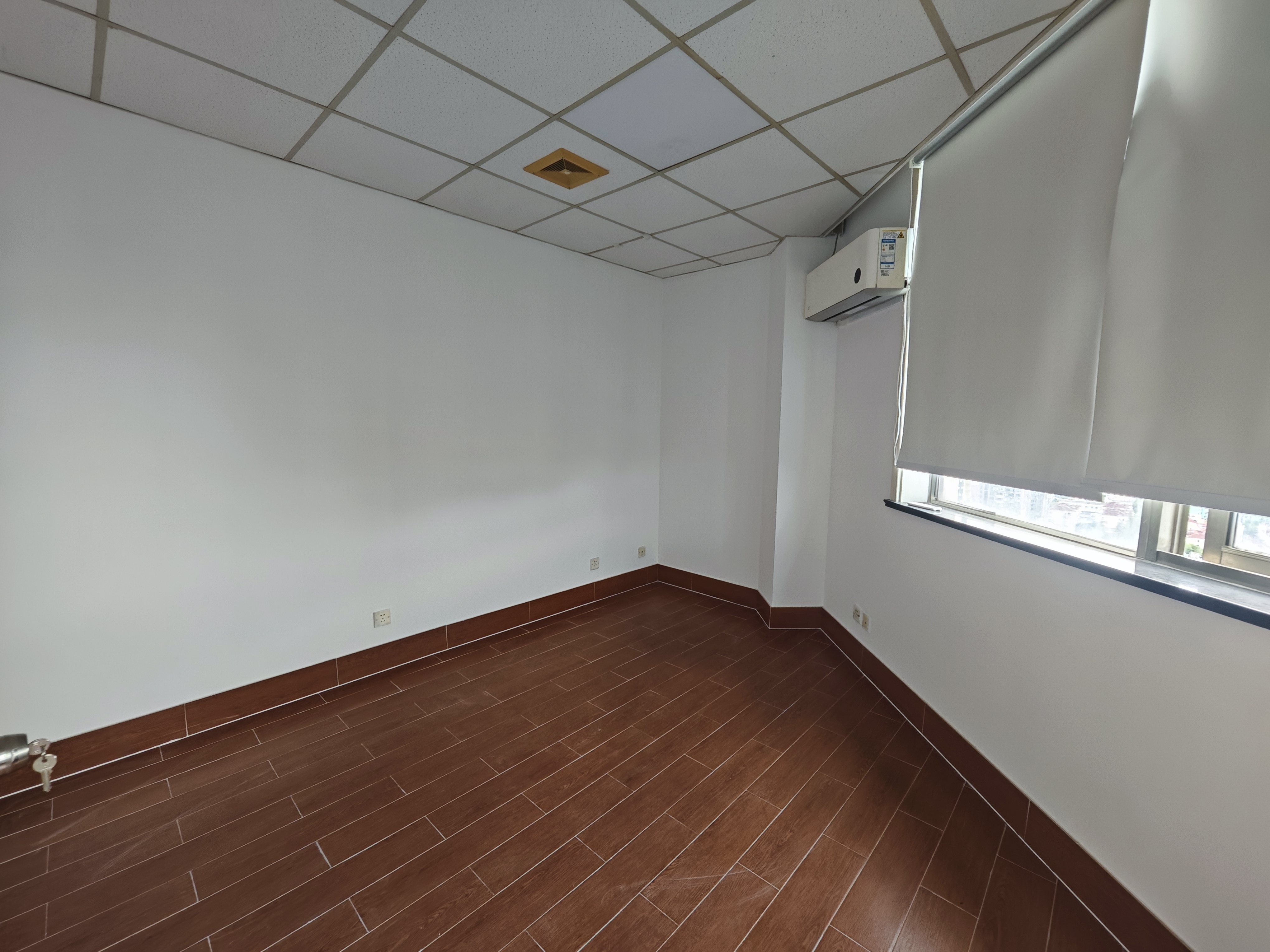 曹杨绿洲广场60平米写字楼出租