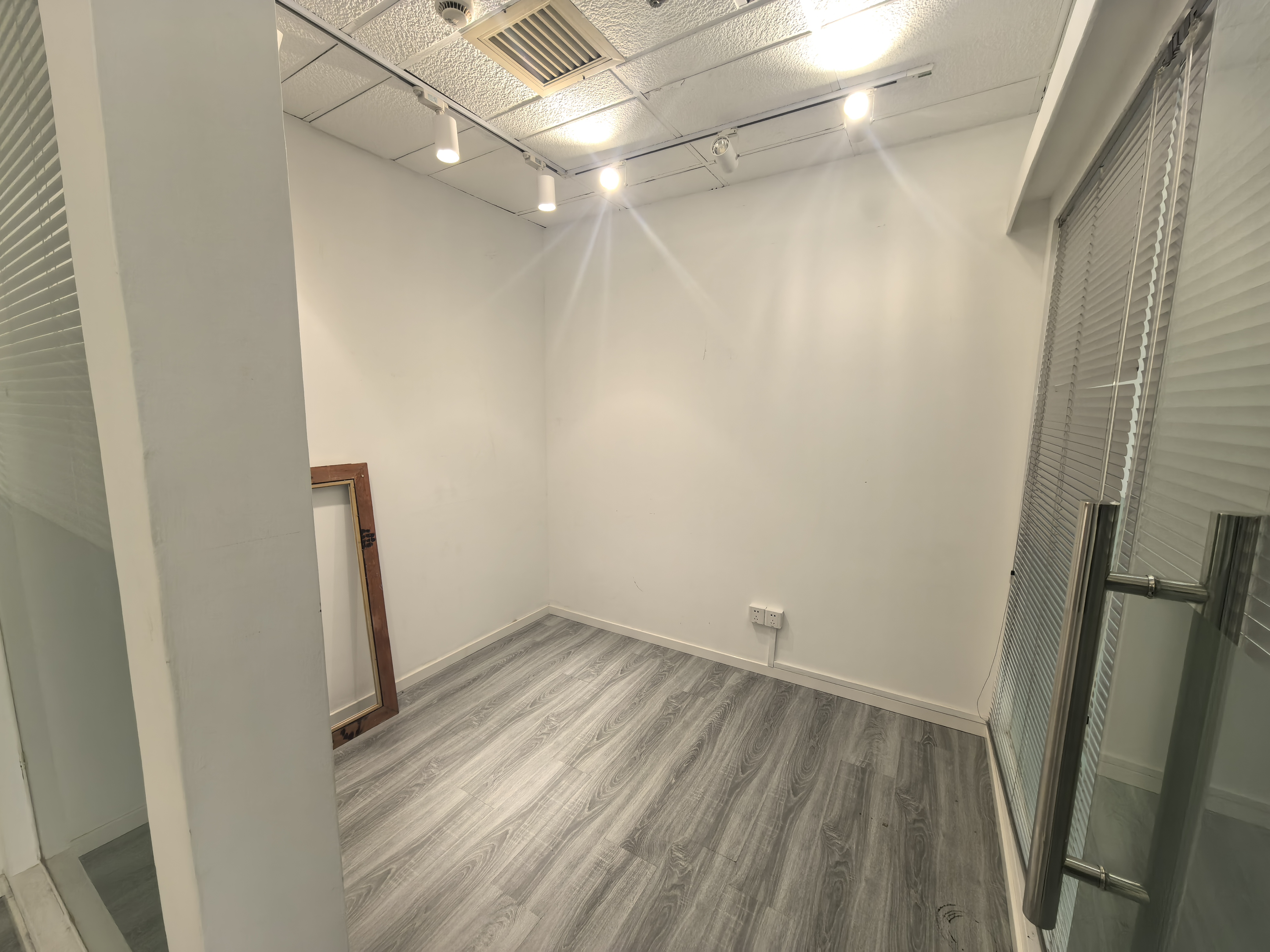 南京西路仲益大厦74平米写字楼出租