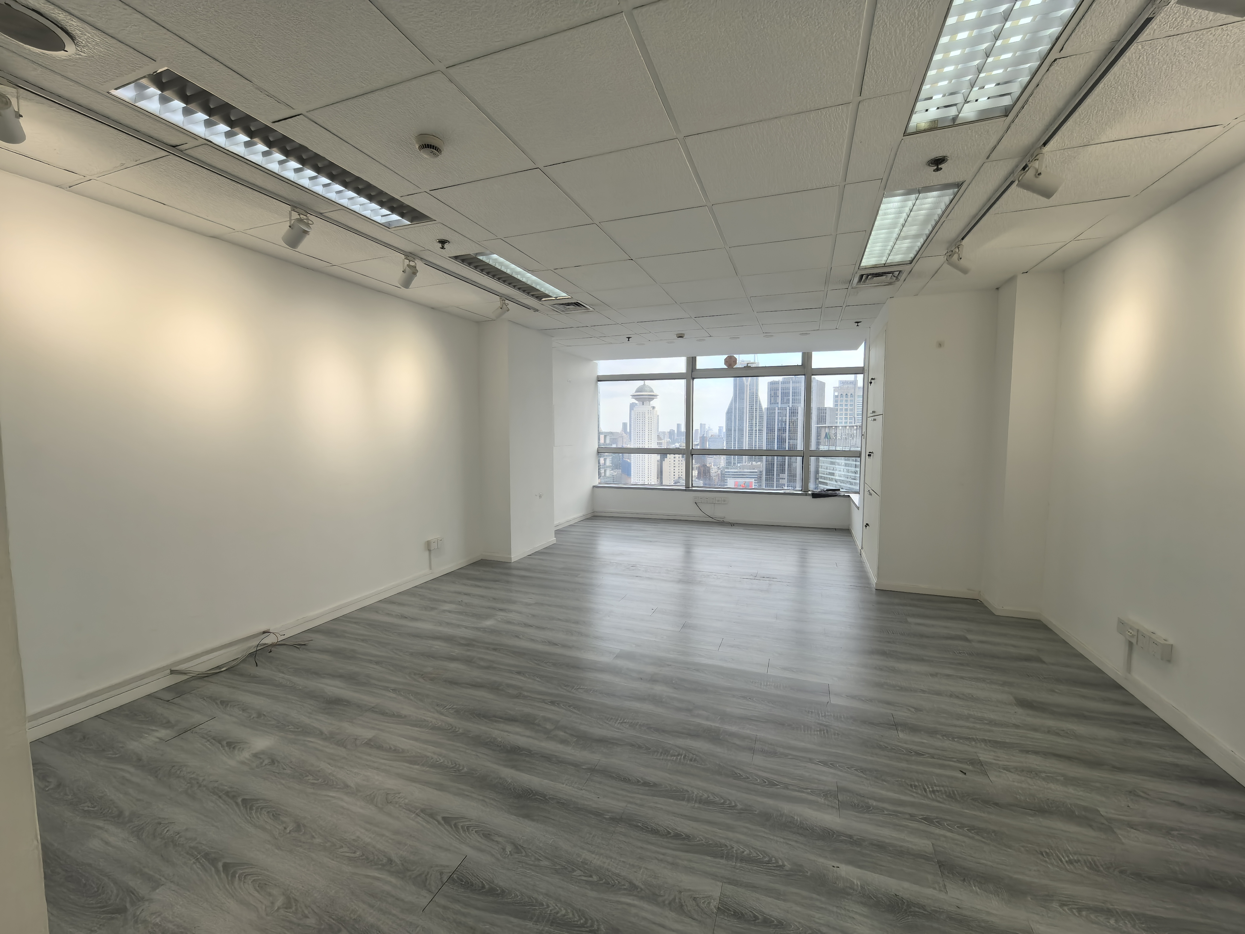 南京西路仲益大厦74平米写字楼出租