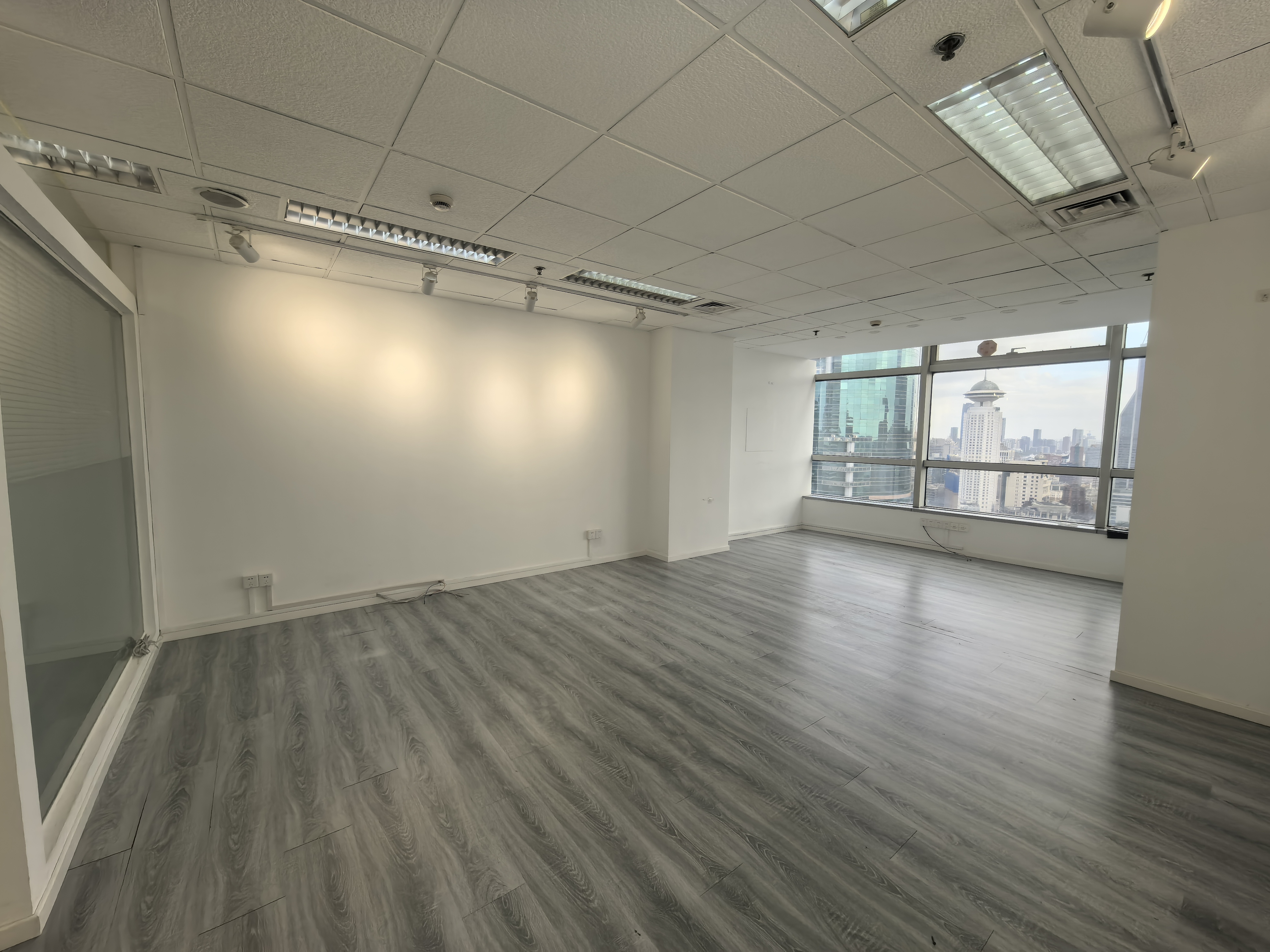 南京西路仲益大厦74平米写字楼出租