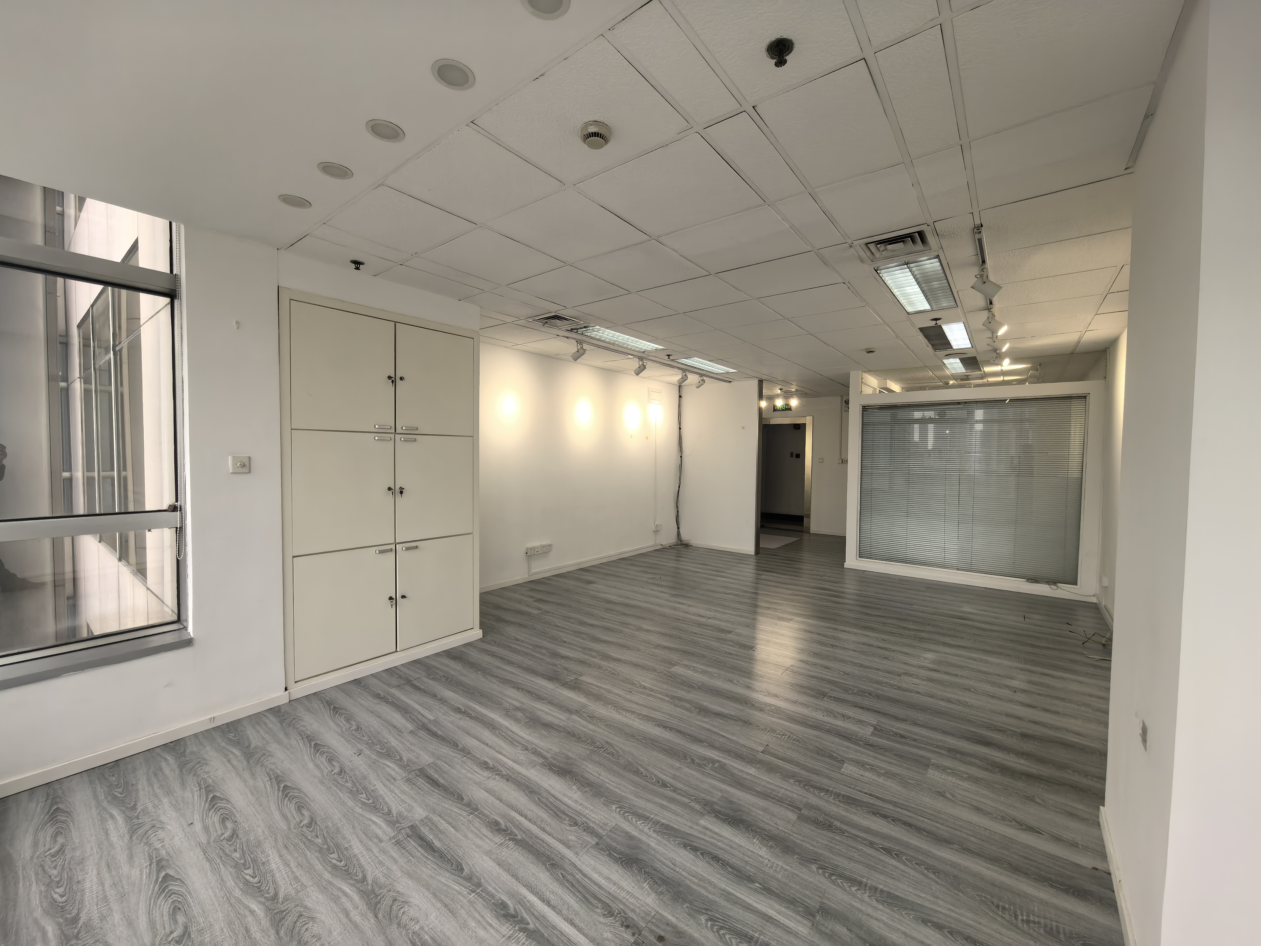 南京西路仲益大厦74平米写字楼出租