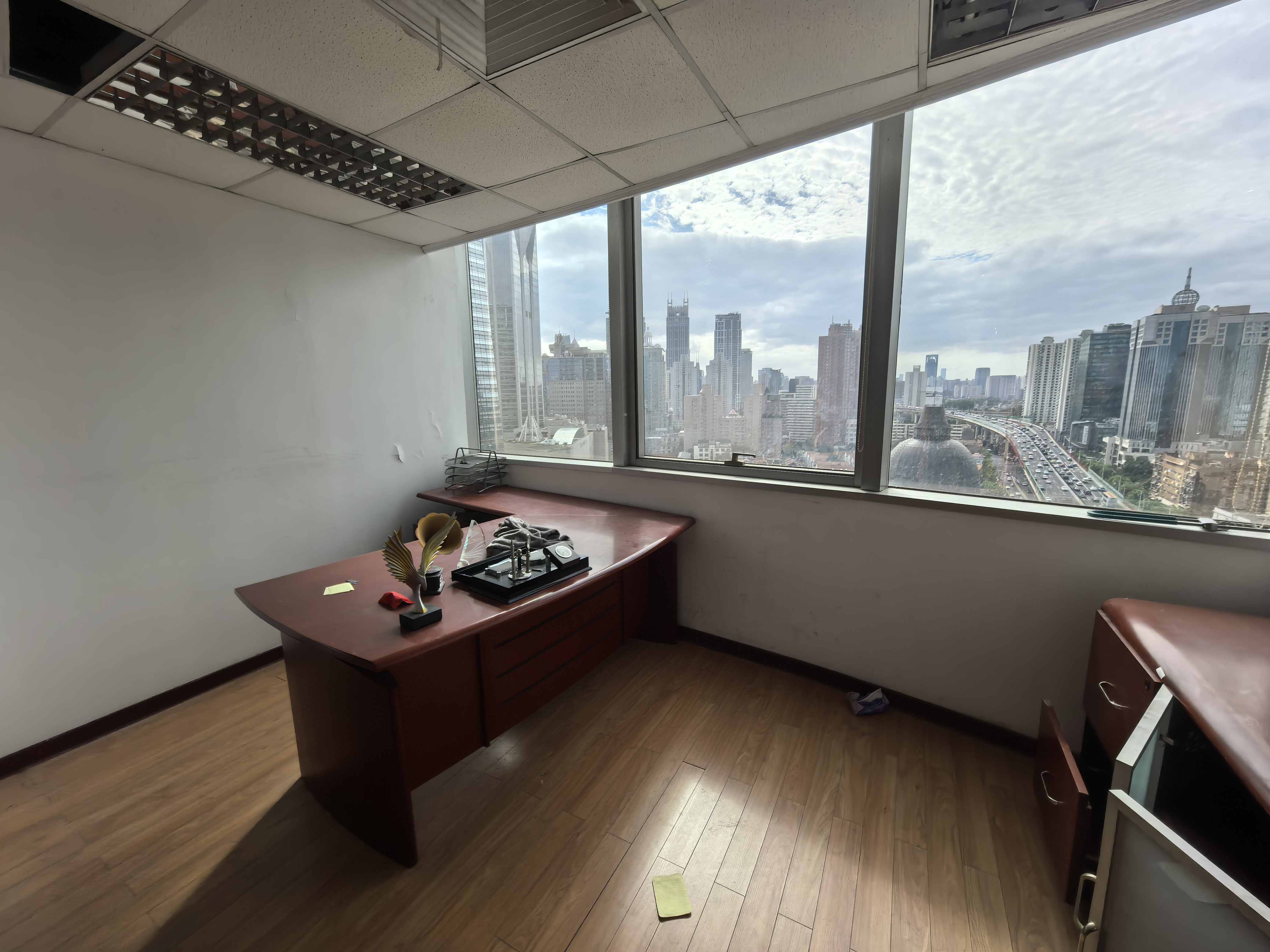 人民广场峻岭广场102平米写字楼出租