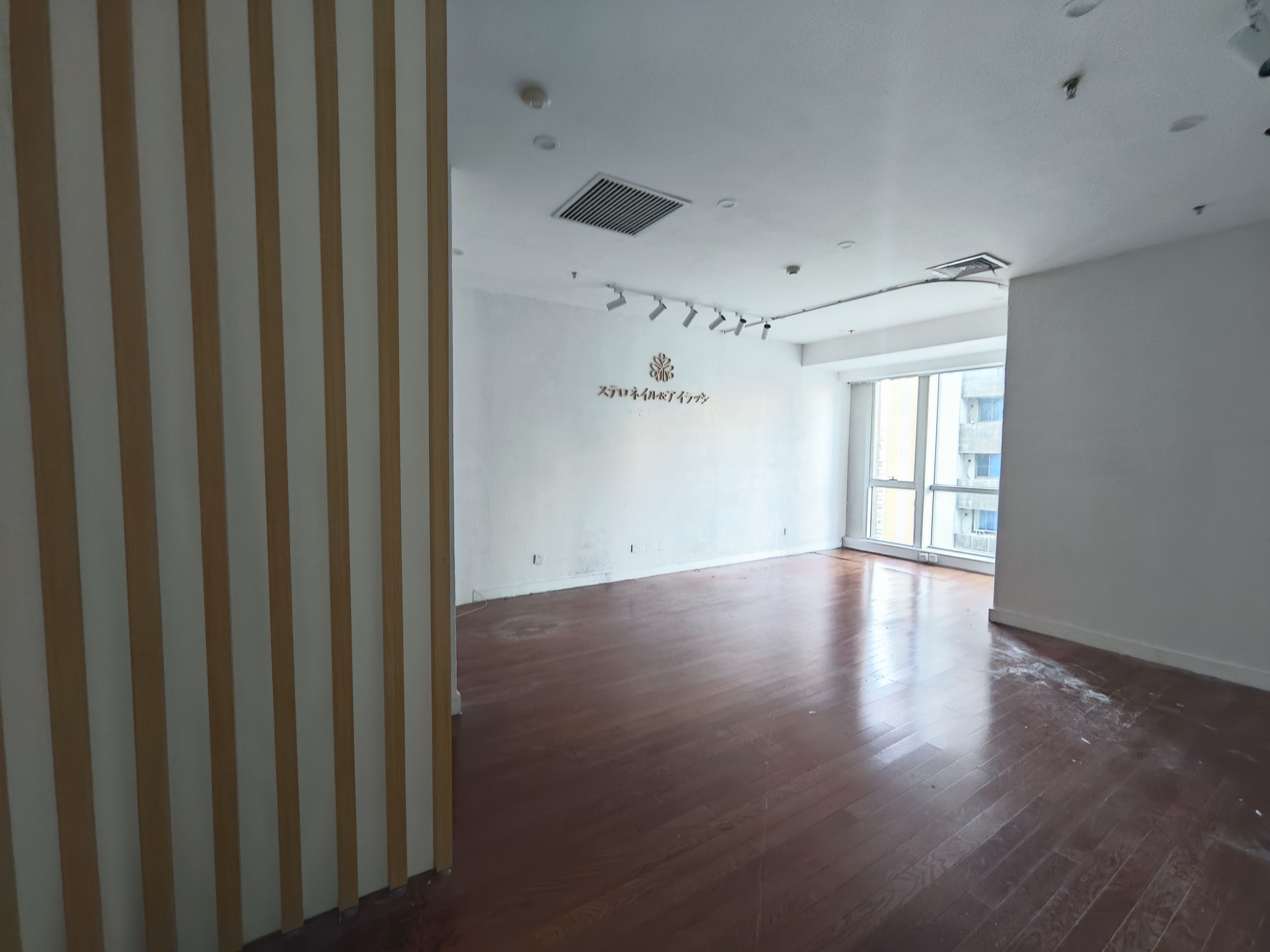 长寿路财富时代大厦54平米写字楼出租