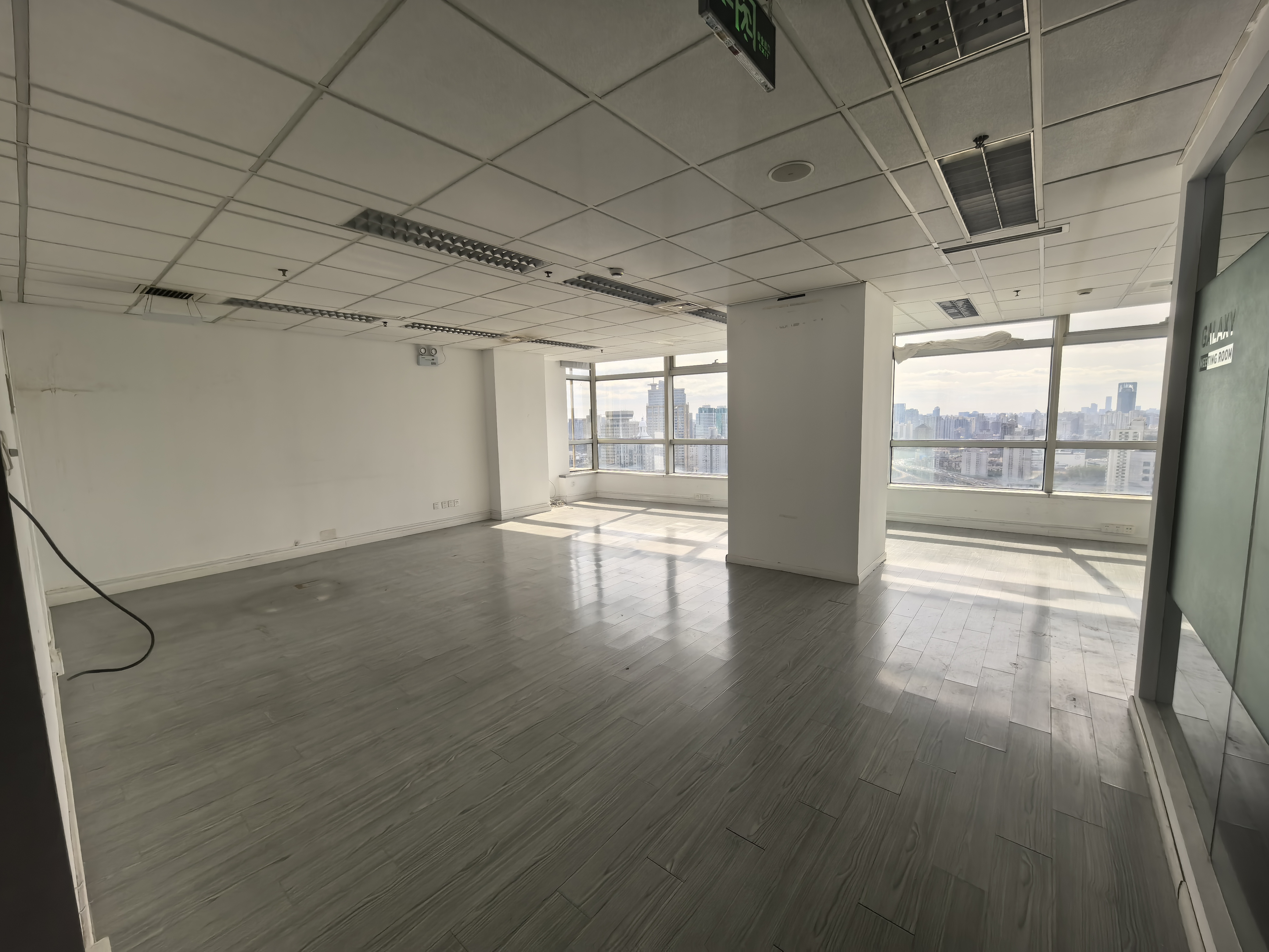 南京西路仲益大厦142平米写字楼出租