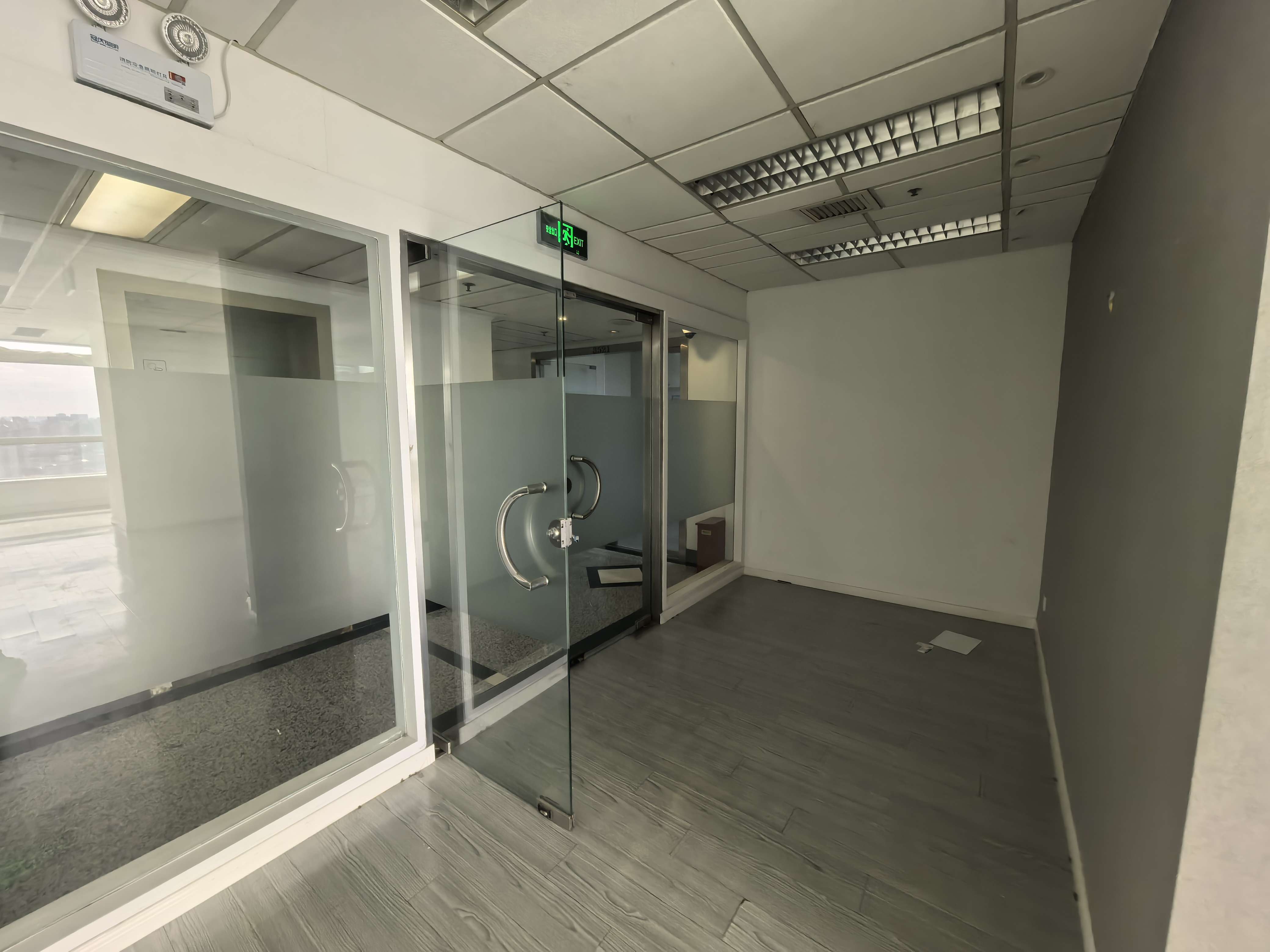 南京西路仲益大厦142平米写字楼出租