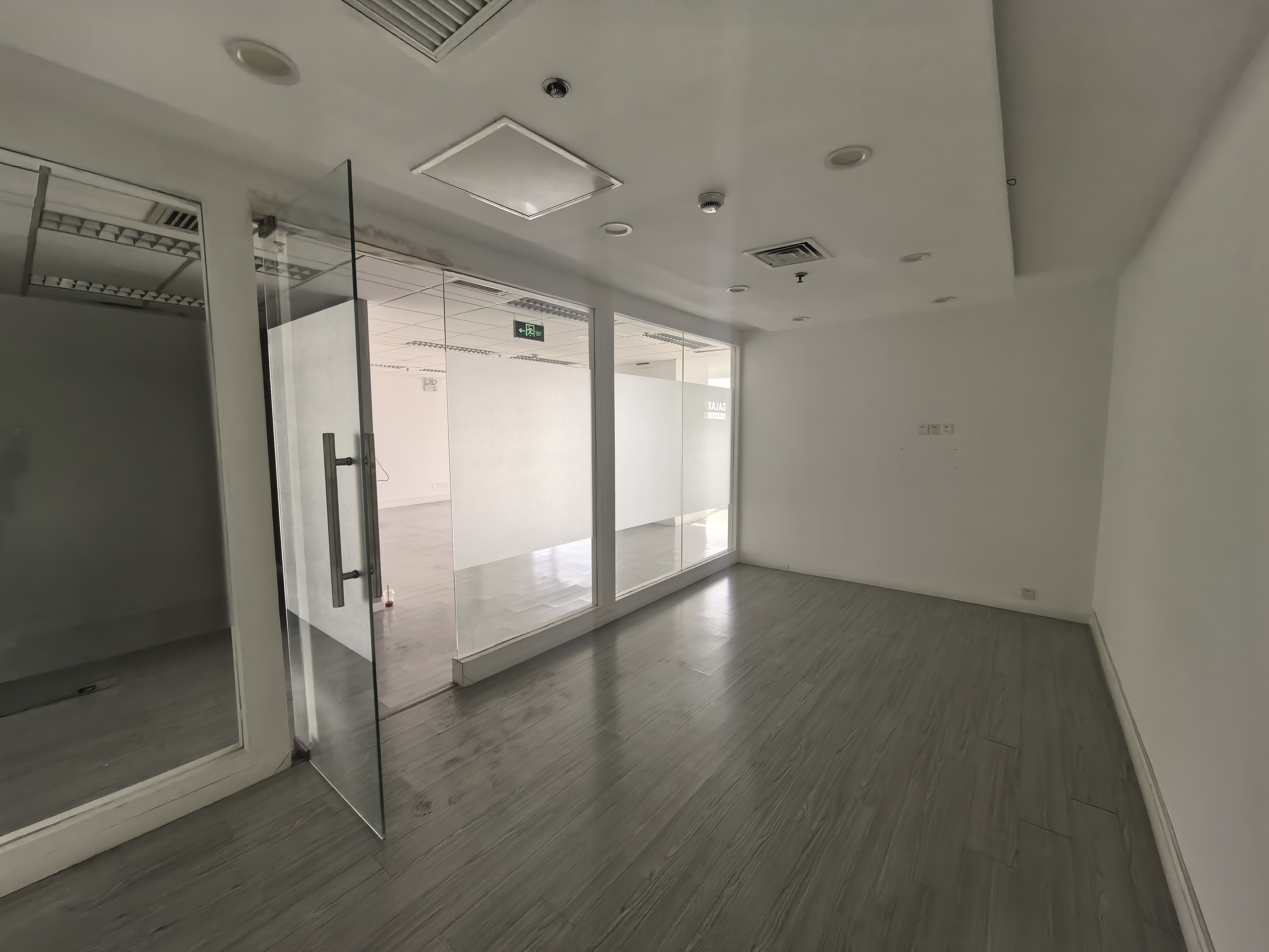 南京西路仲益大厦142平米写字楼出租