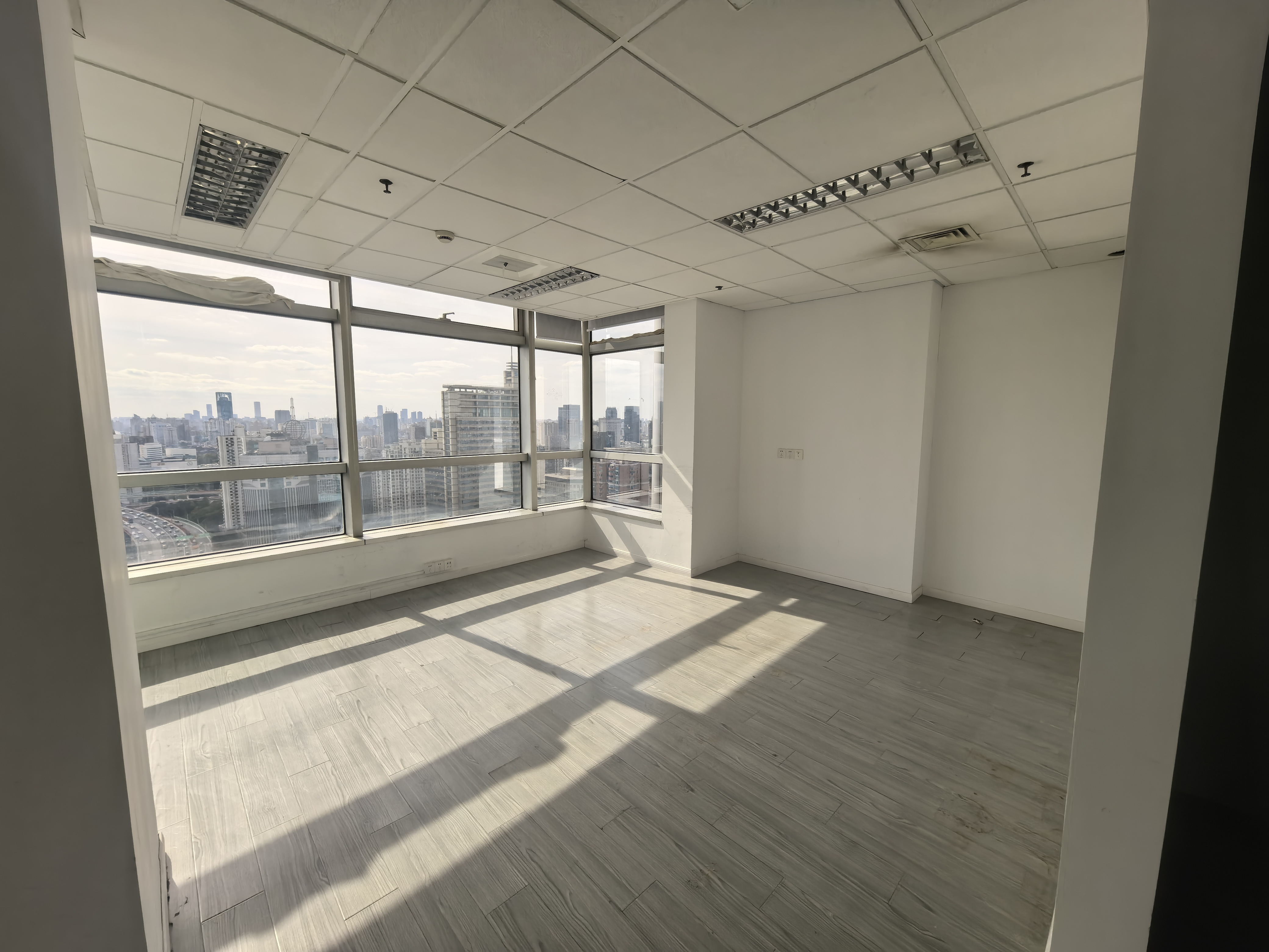 南京西路仲益大厦142平米写字楼出租