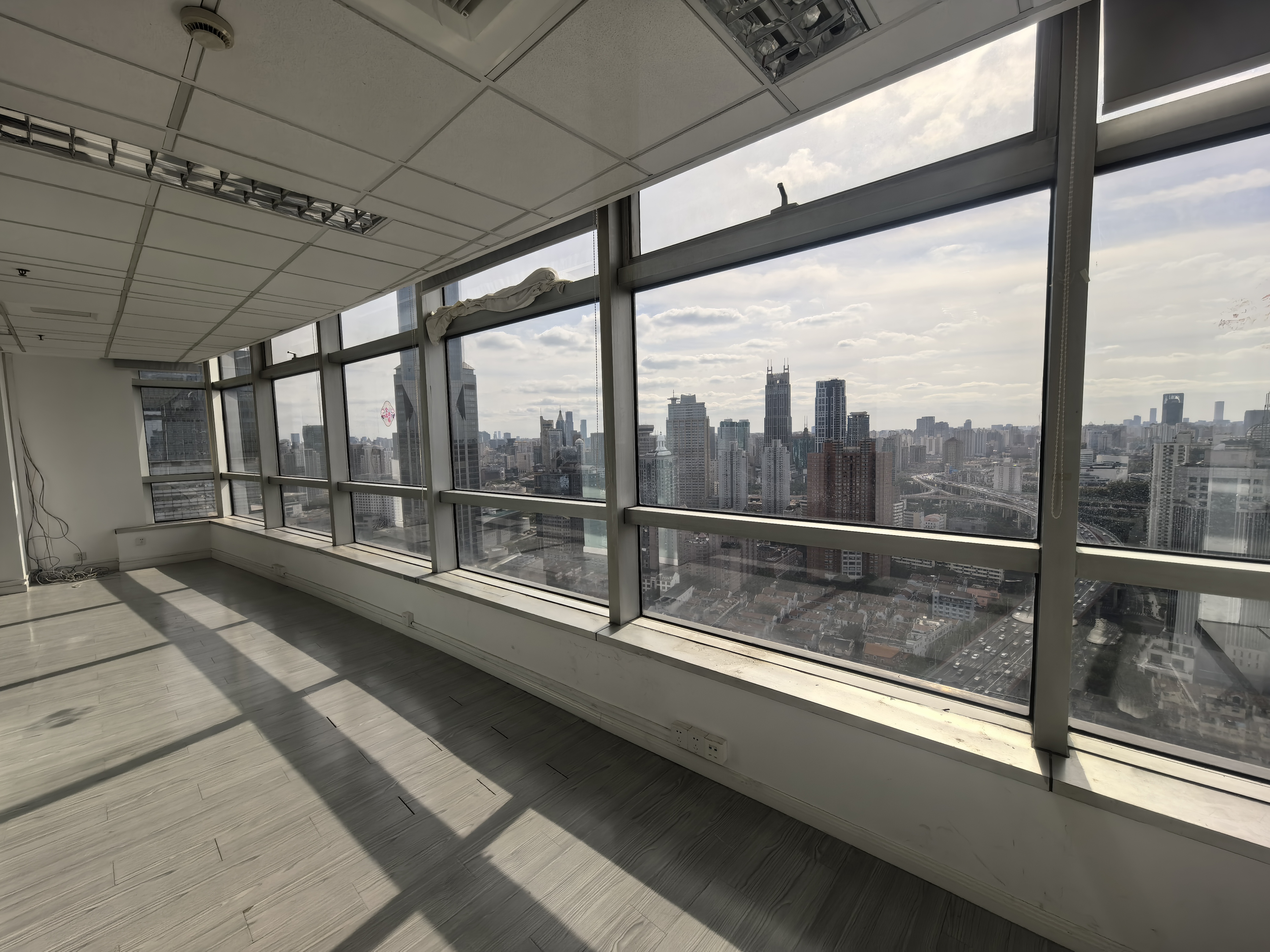 南京西路仲益大厦142平米写字楼出租