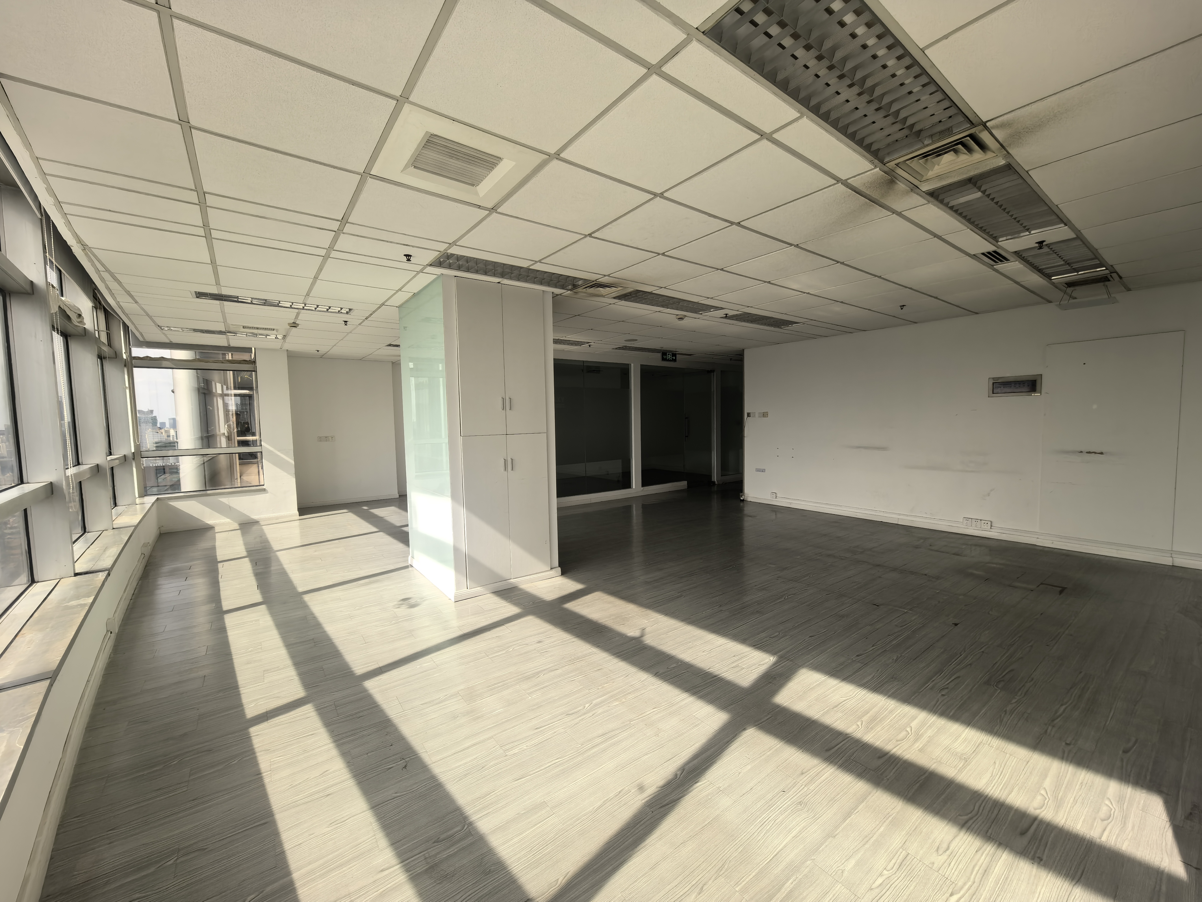 南京西路仲益大厦142平米写字楼出租