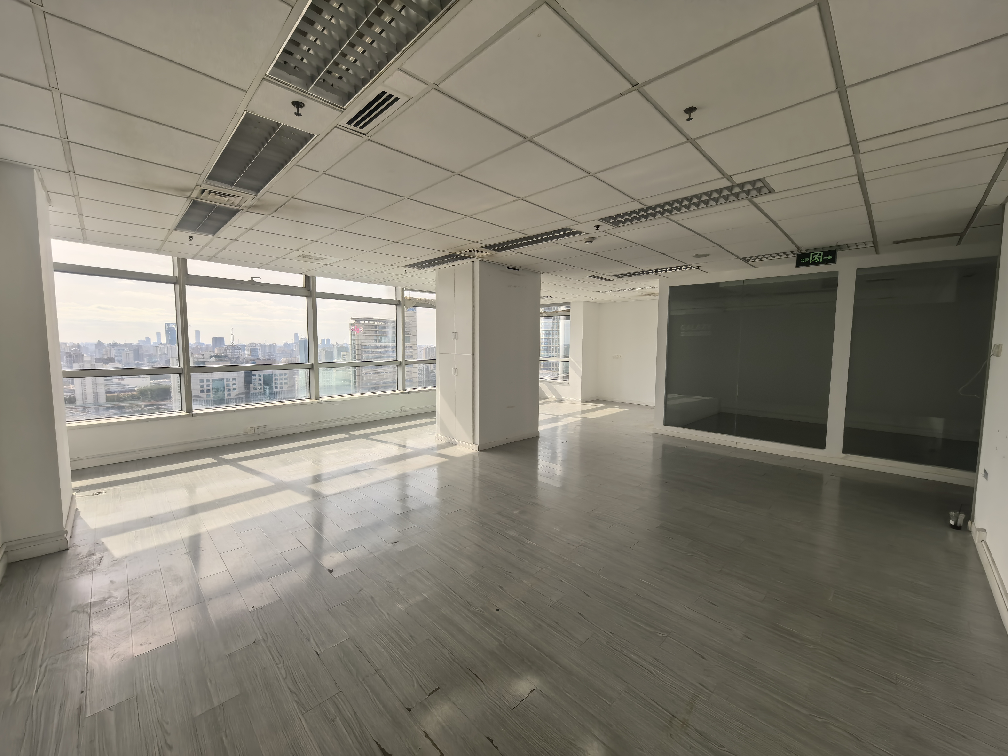 南京西路仲益大厦142平米写字楼出租